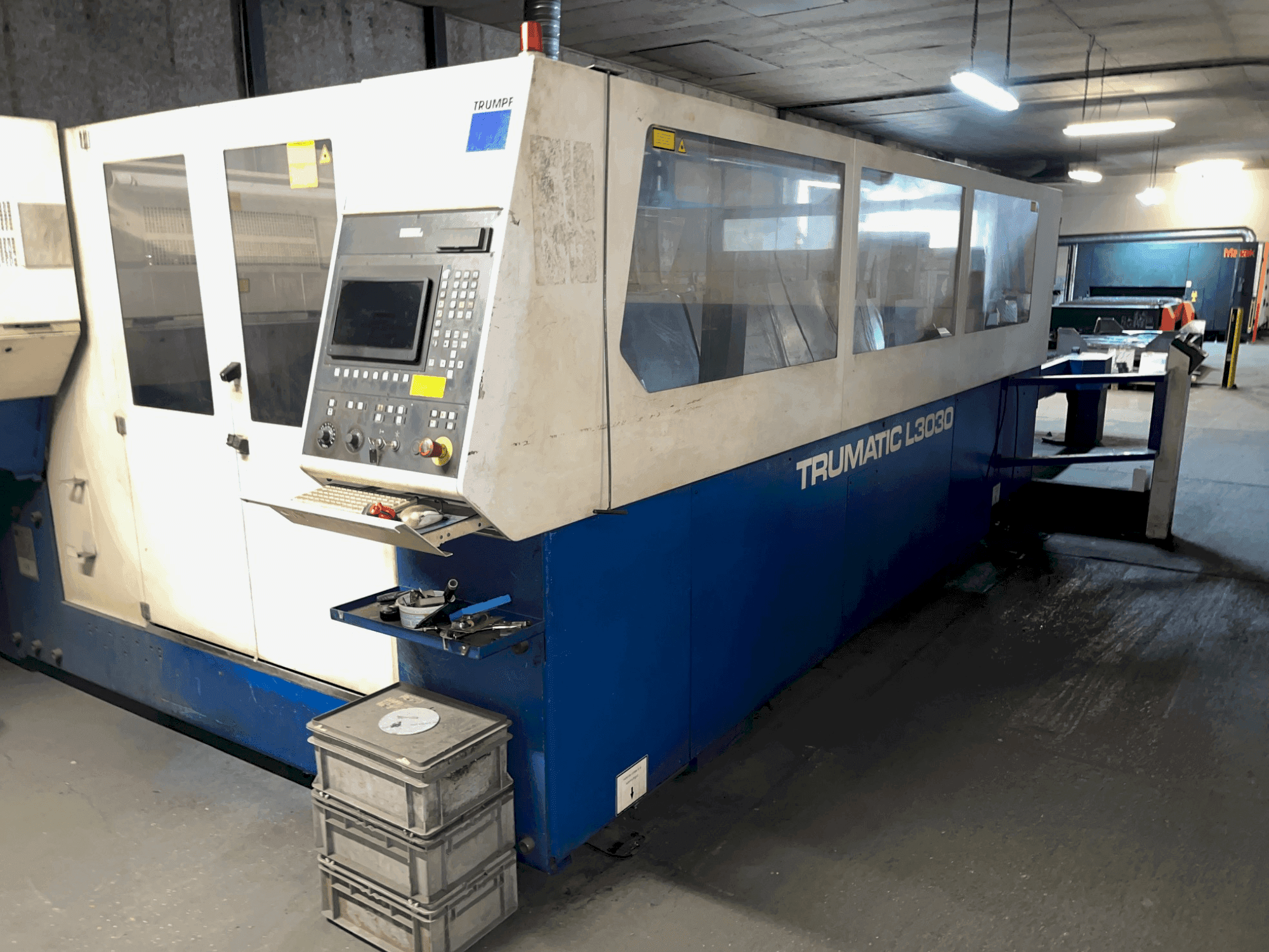Frontansicht der TRUMPF TRUMATIC L3030 Maschine