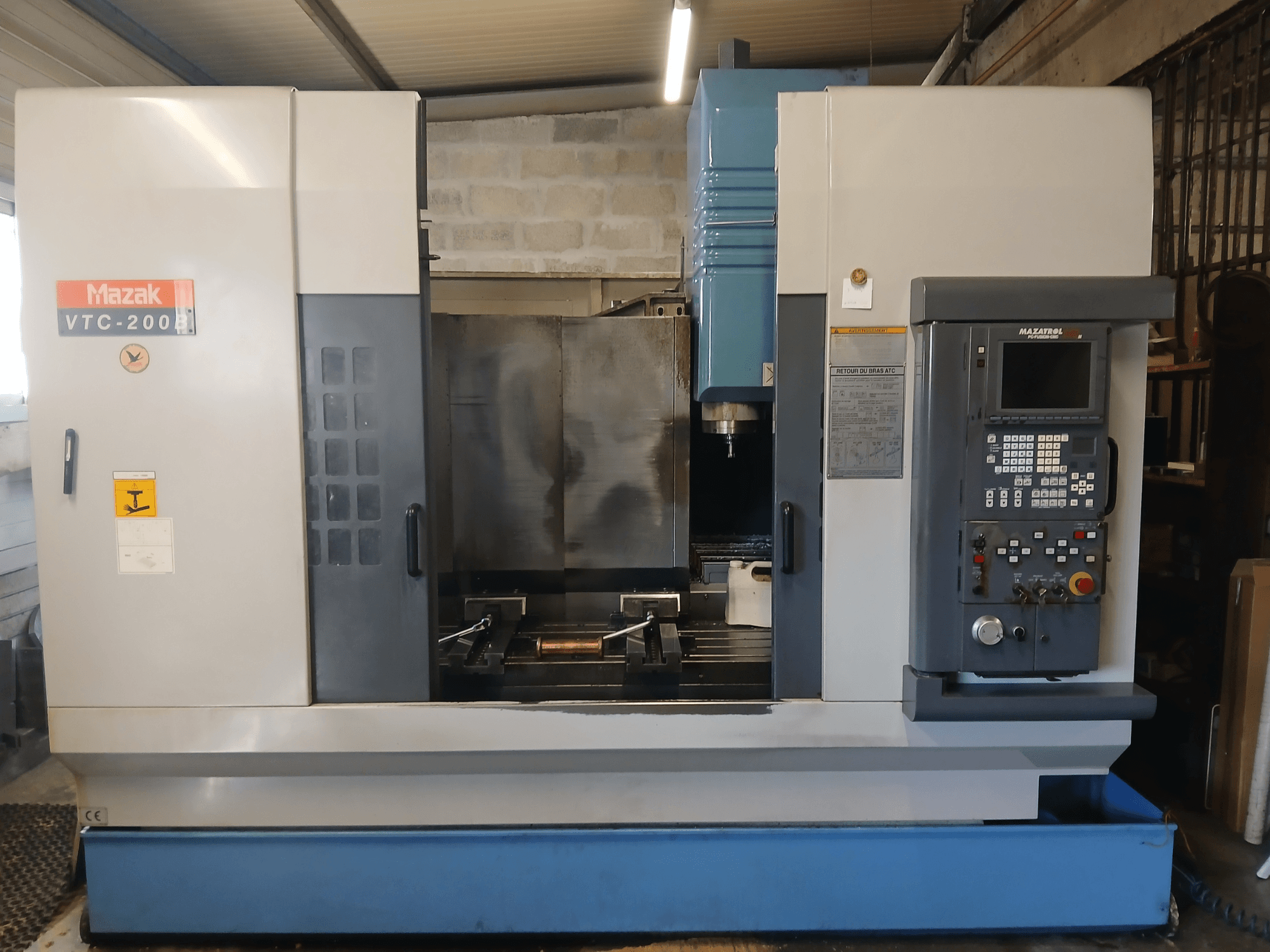 Mazak VTC 200 B Vertikal-Bearbeitungszentrum in der Vorderansicht mit Bedienfeld, Spindel und Arbeitsbereich.