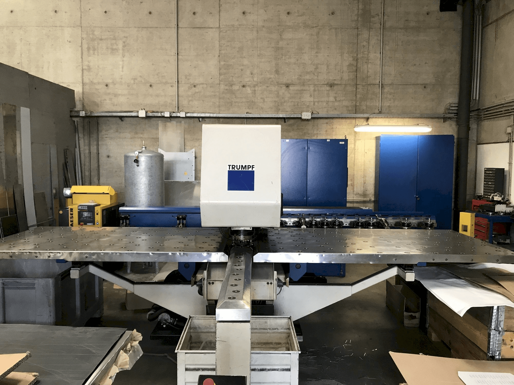 Frontansicht der Trumpf Trumatic 200R Maschine
