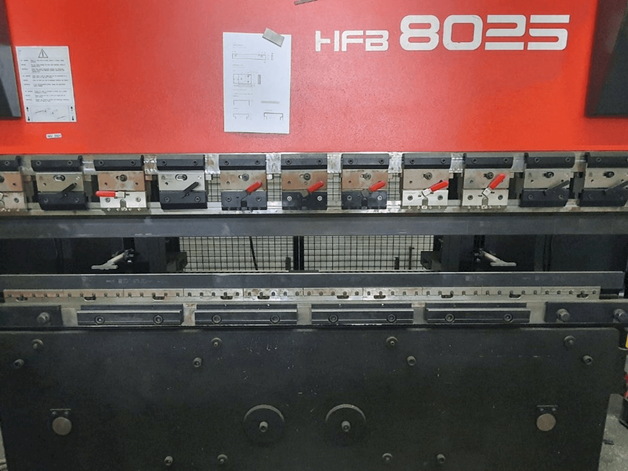 Frontansicht der AMADA HFBO 80-25 Maschine