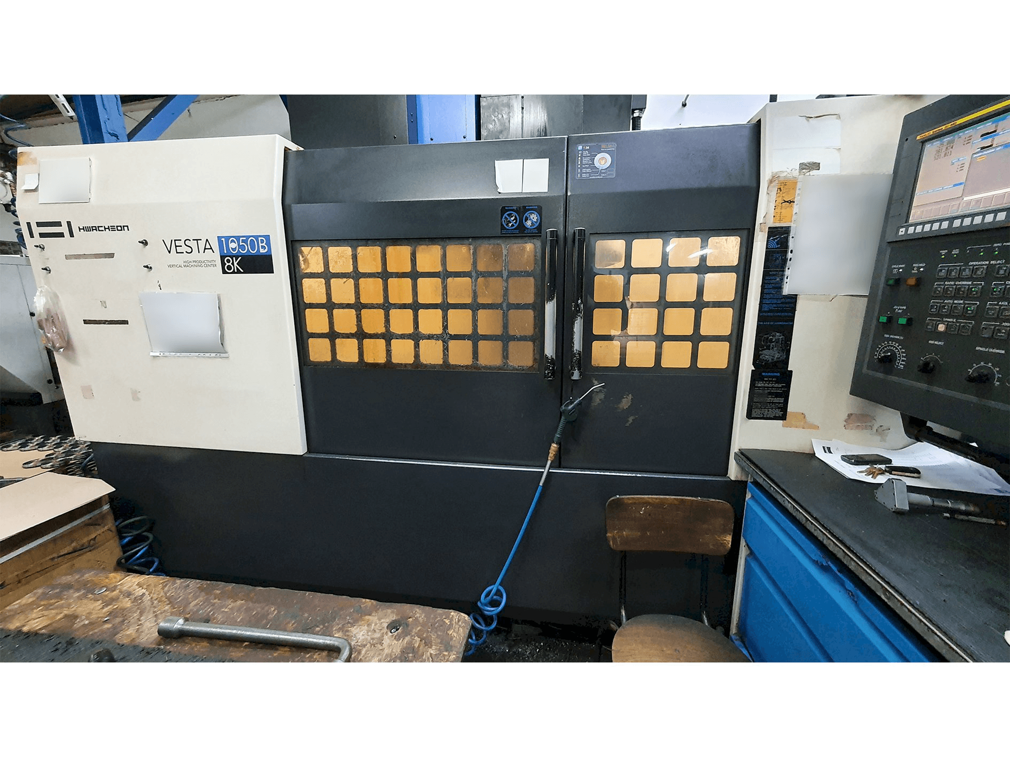 Frontansicht der HWACHEON VESTA-1050B Maschine