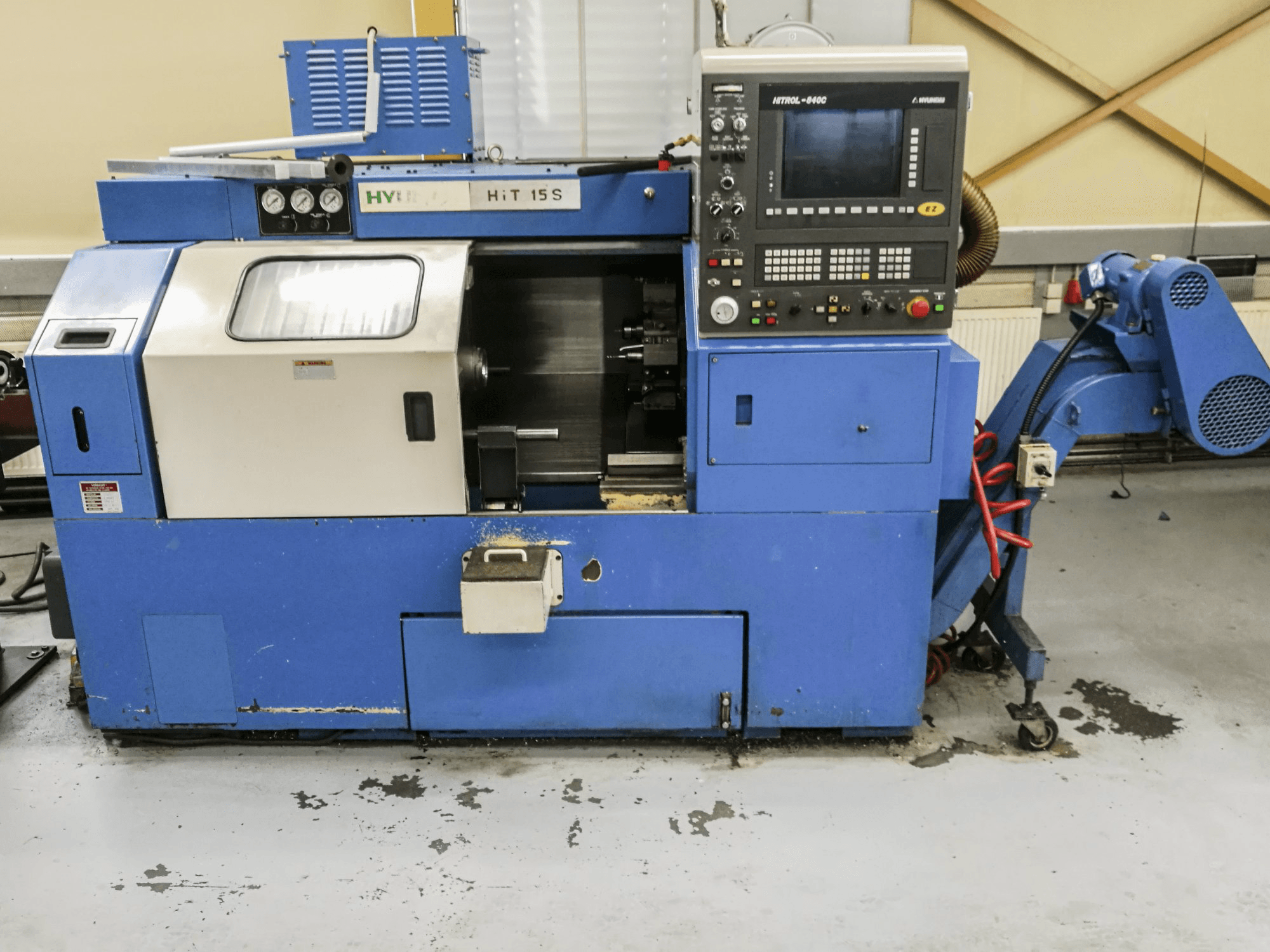 Frontansicht der Hyundai Kia HiT-15S Maschine