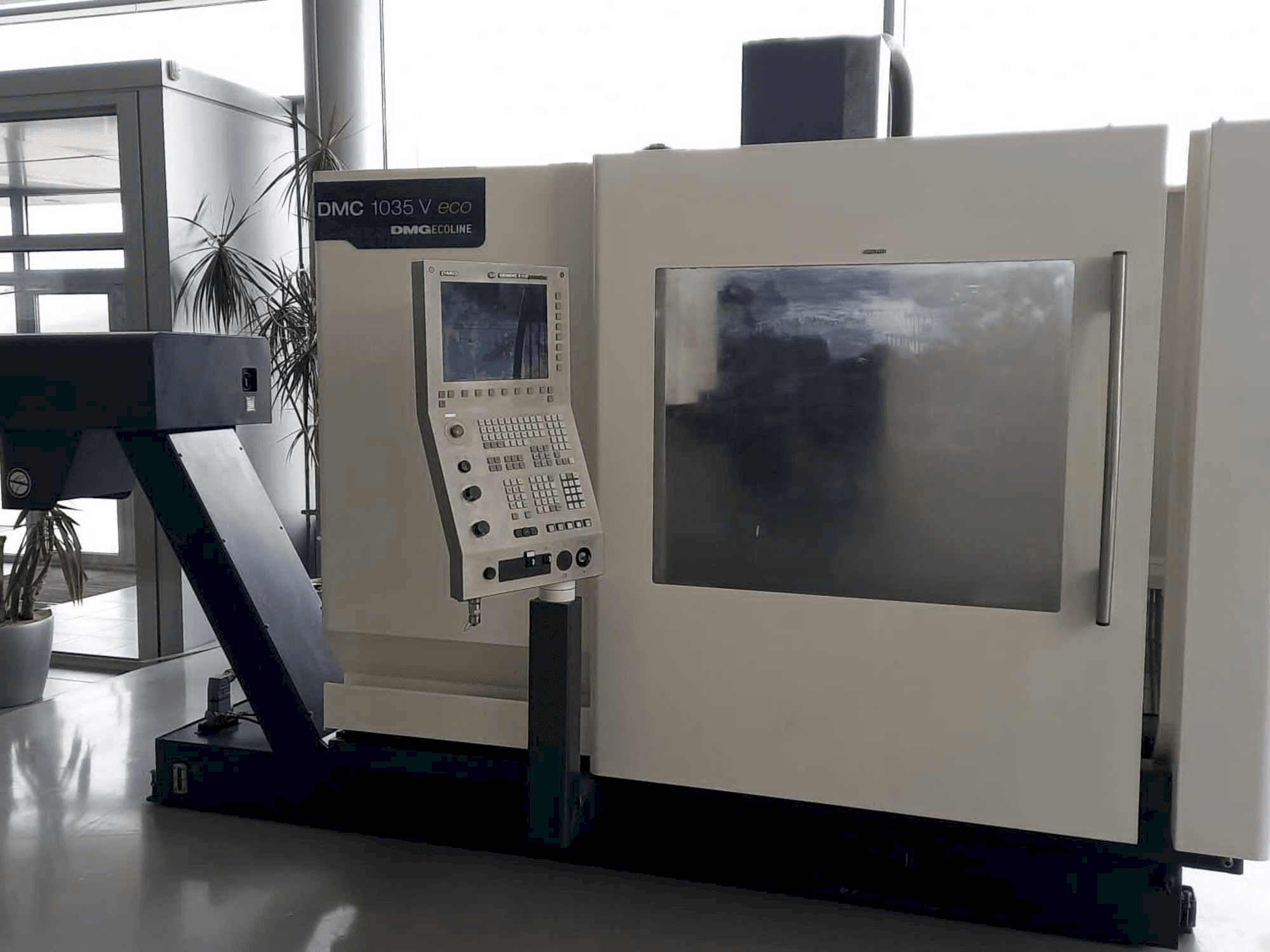 Frontansicht der DMG DMC 1035 V eco Maschine