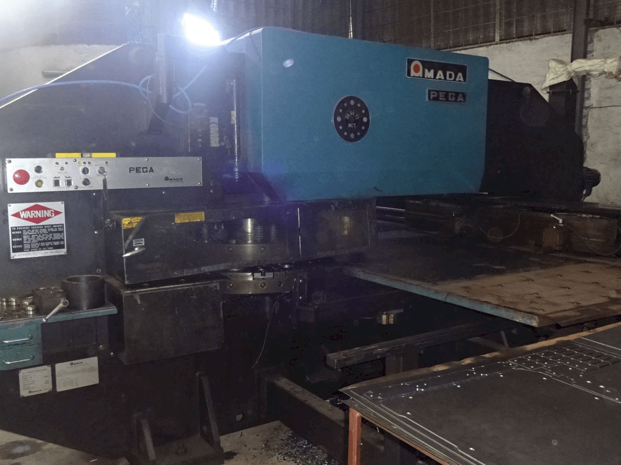 Linke Ansicht der AMADA PEGA 305072 Maschine