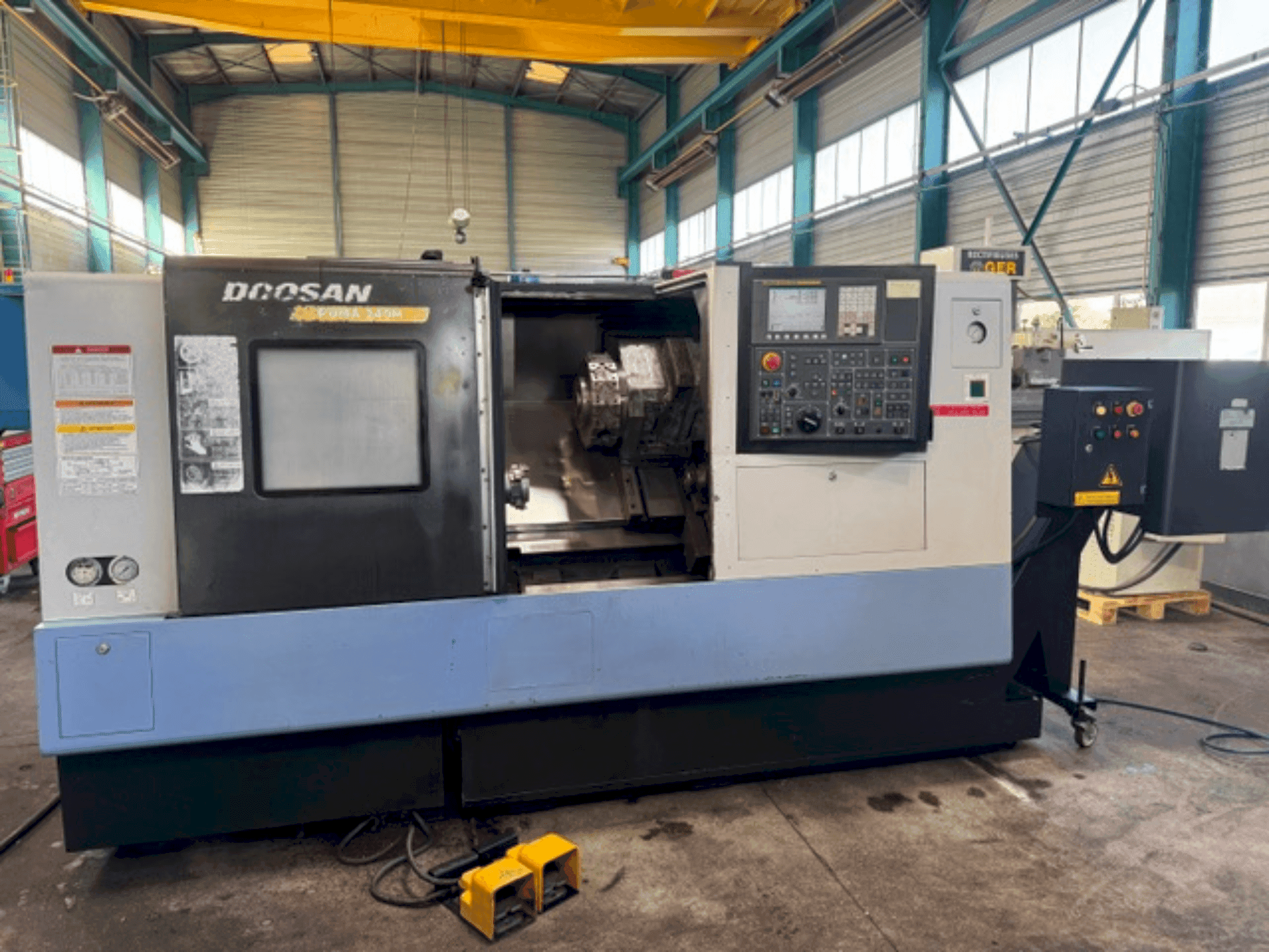 Frontansicht der DOOSAN PUMA 240MB Maschine