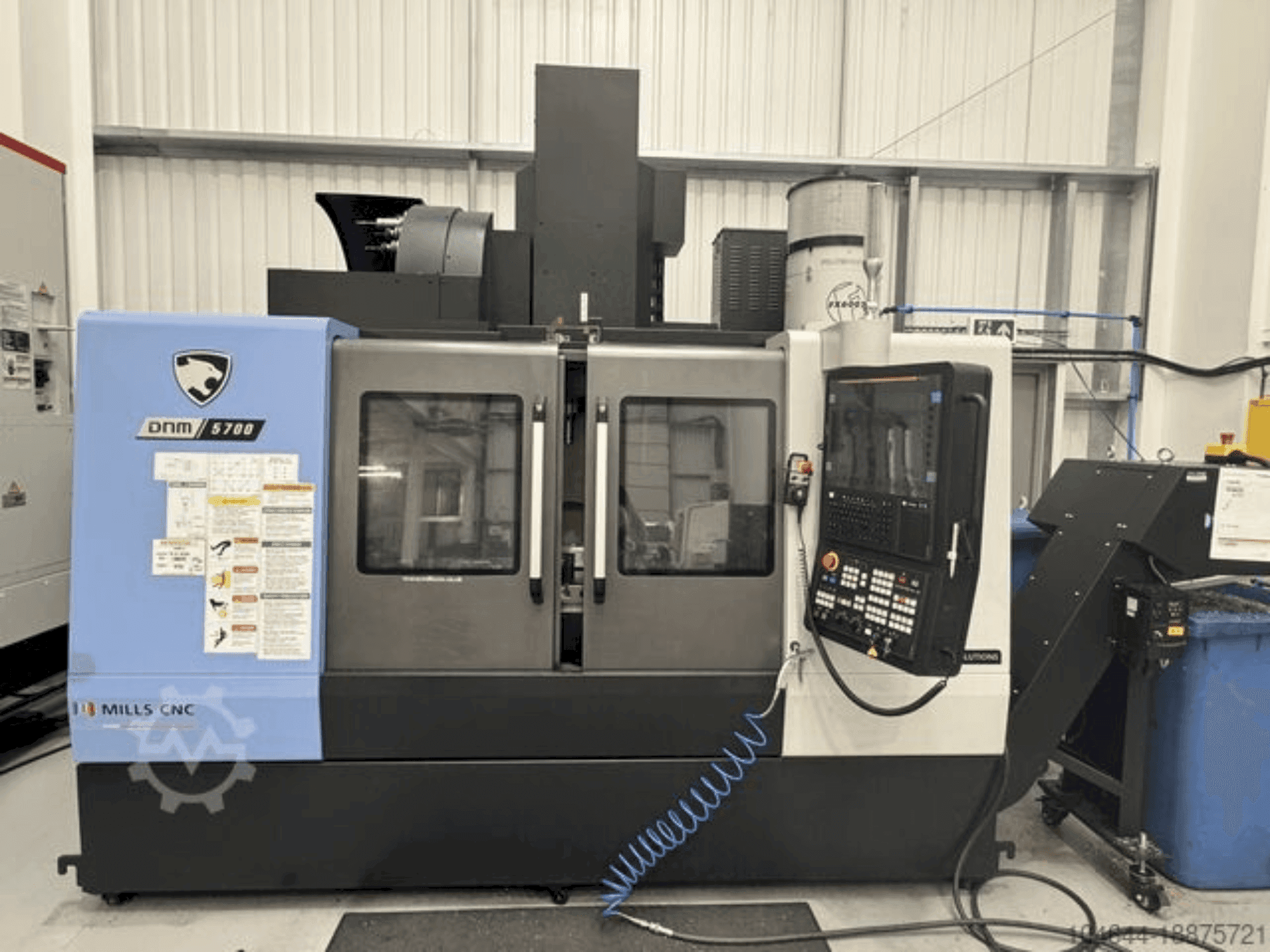 Frontansicht der DOOSAN DNM 5700 Maschine
