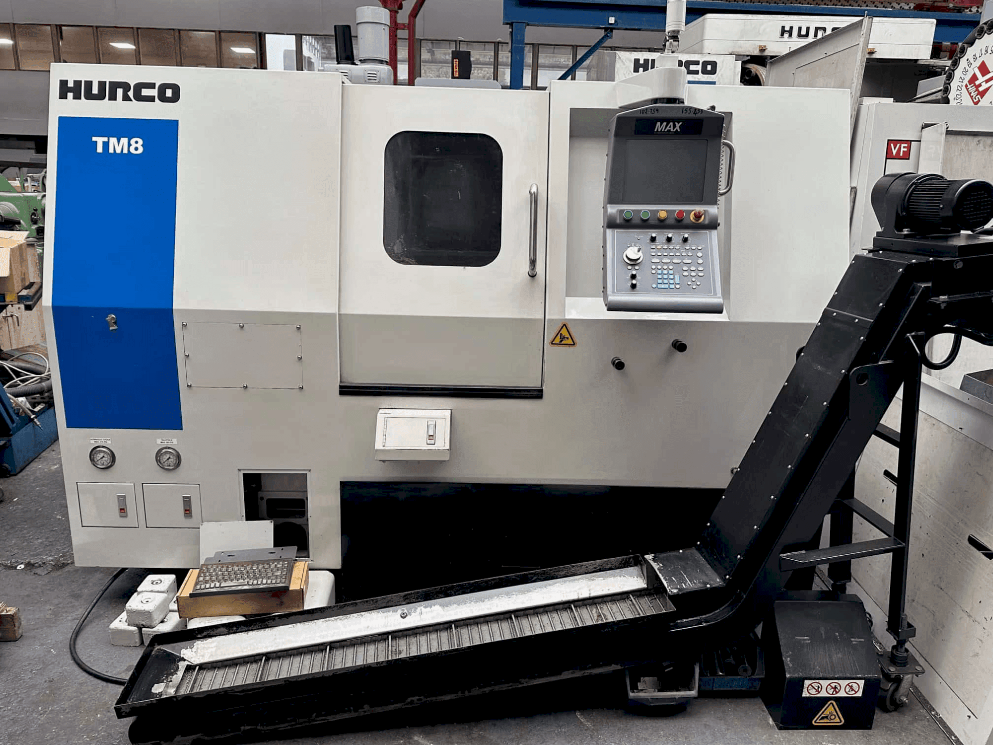 Frontansicht der Hurco TM8 Maschine