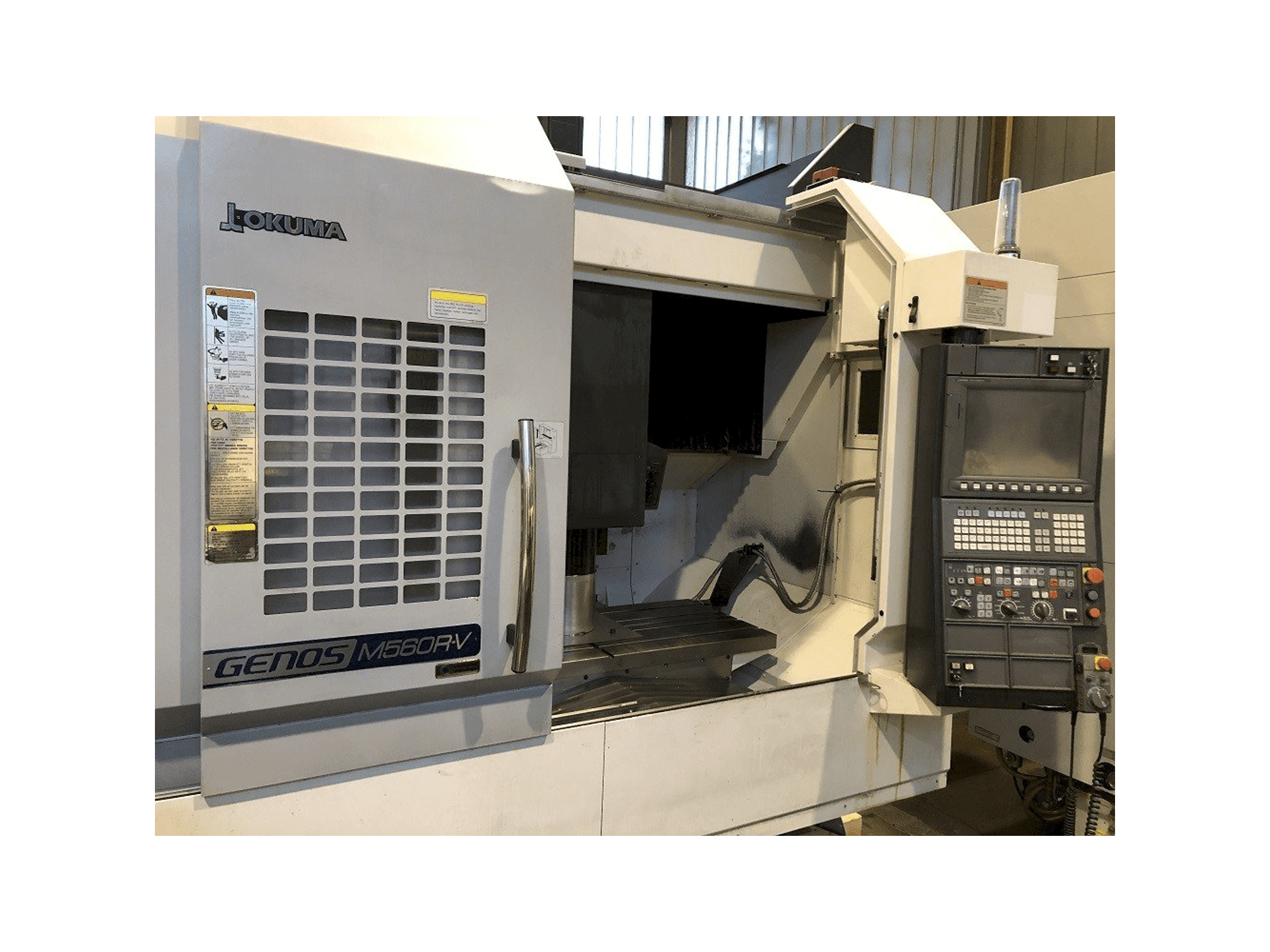 Frontansicht der Okuma Genos M560R-V Maschine