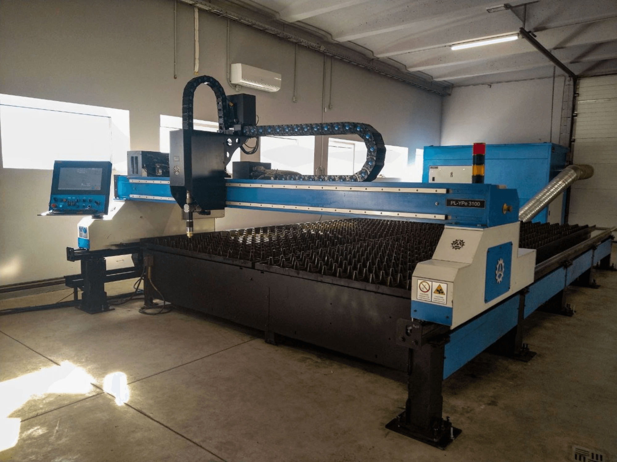 INANMAK MEKOR PL-YPe 3100 Plasmaschneidmaschine, Vorderansicht, mit Bedienfeld und Schneidtisch mit erhöhten Metallstacheln.