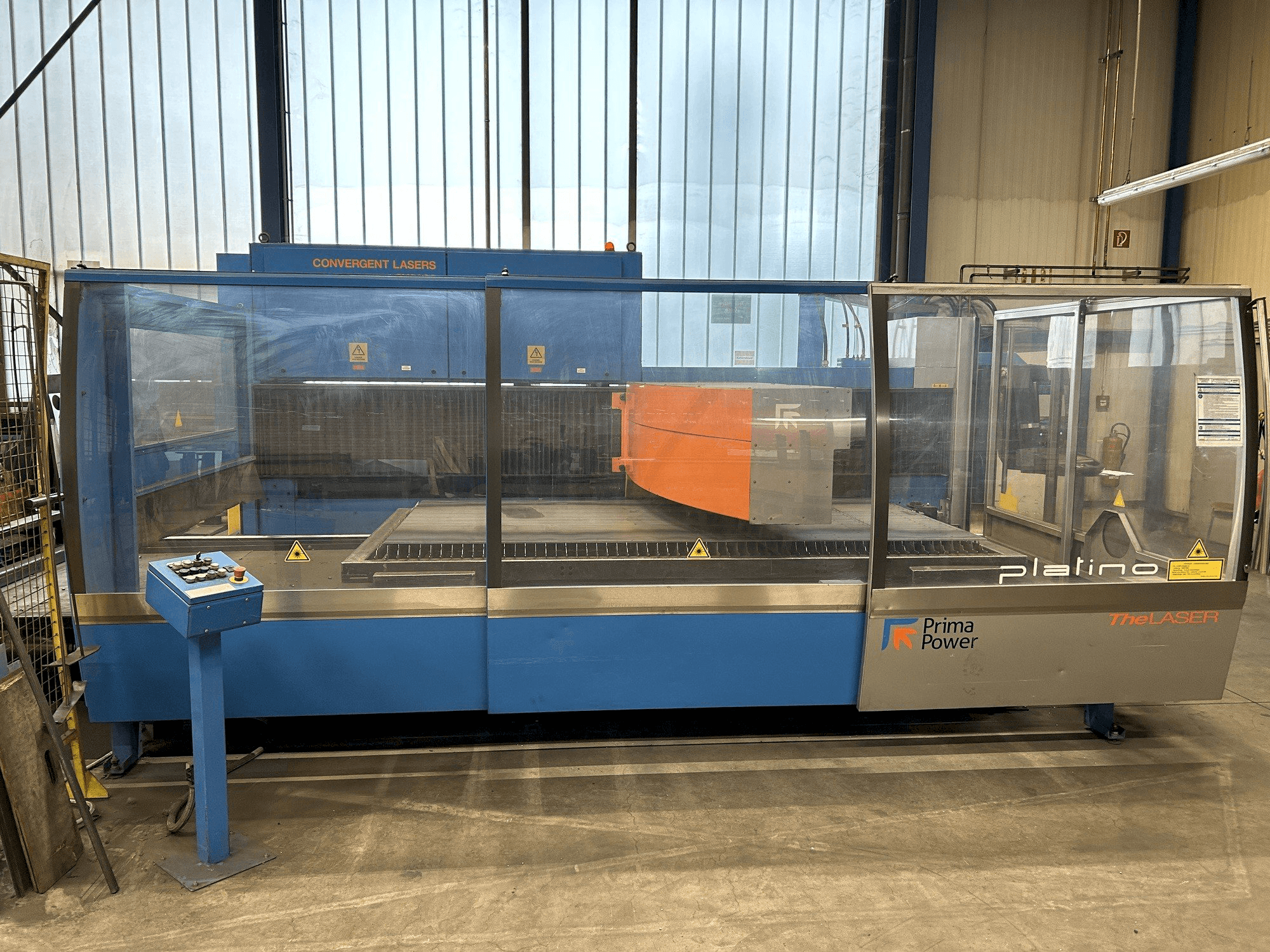 Frontansicht der Prima Power Platino 1530 Maschine
