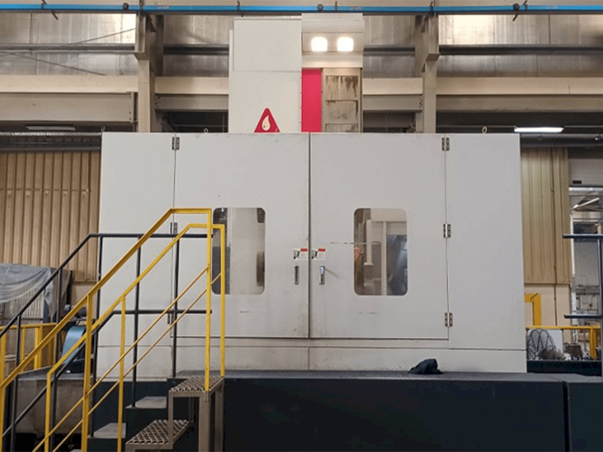 Frontansicht der YOU JI HBM130/3022 Maschine