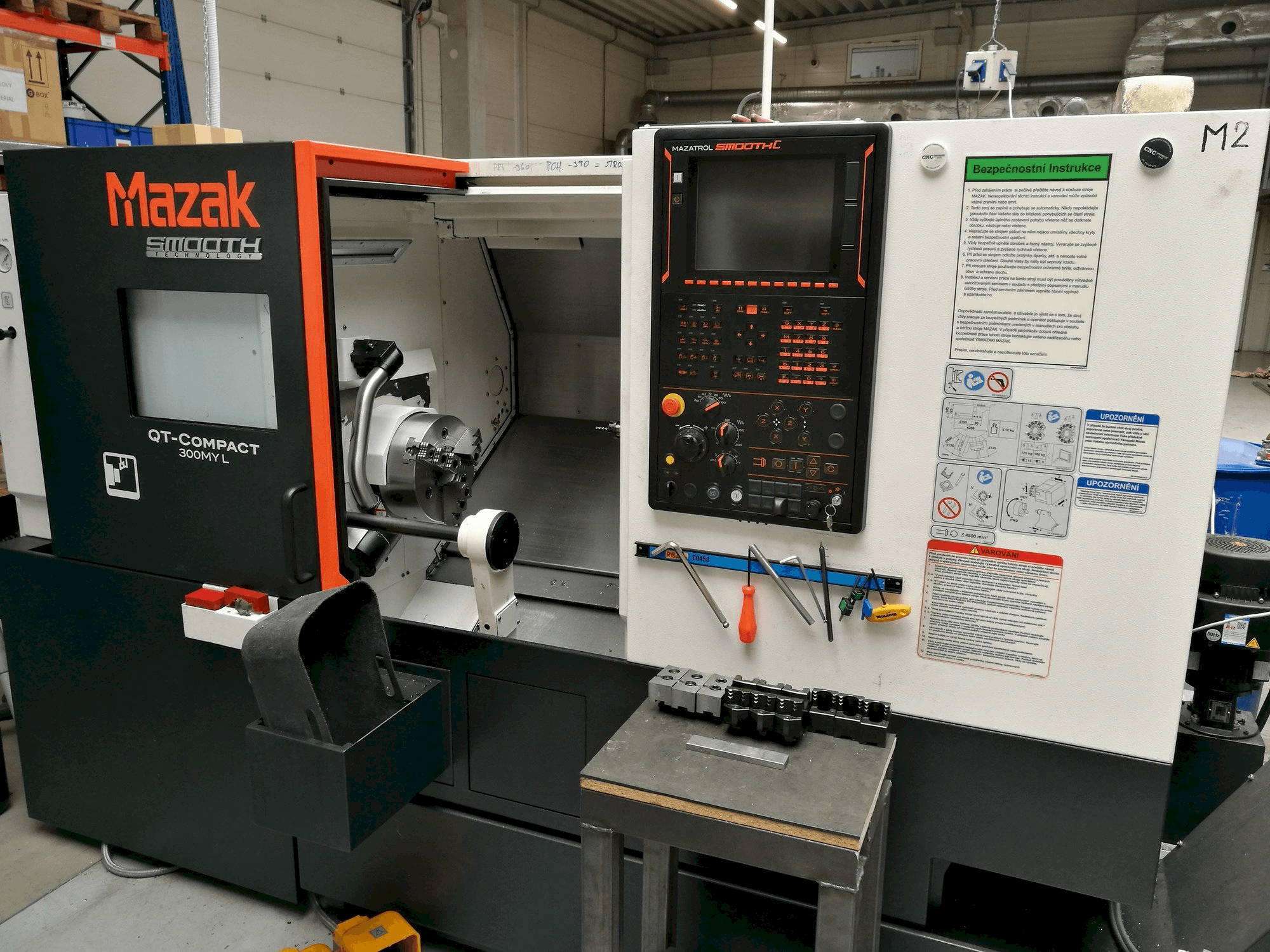 Frontansicht der Mazak Quick Turn Compact 300MY L Maschine