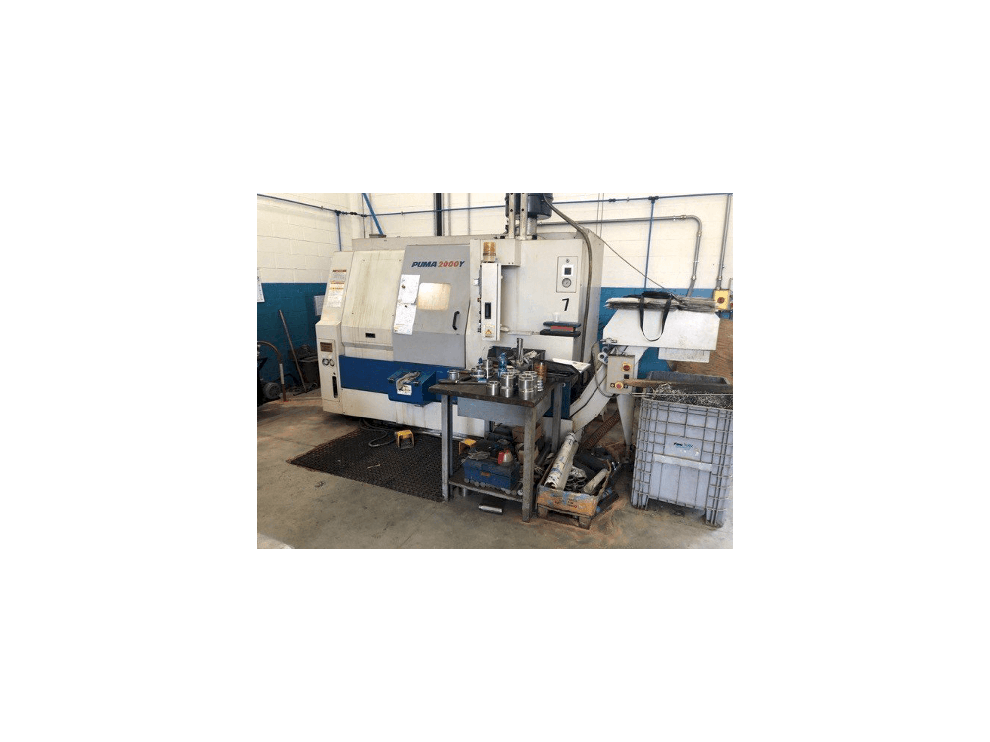 Frontansicht der DAEWOO Puma 2000Y Maschine