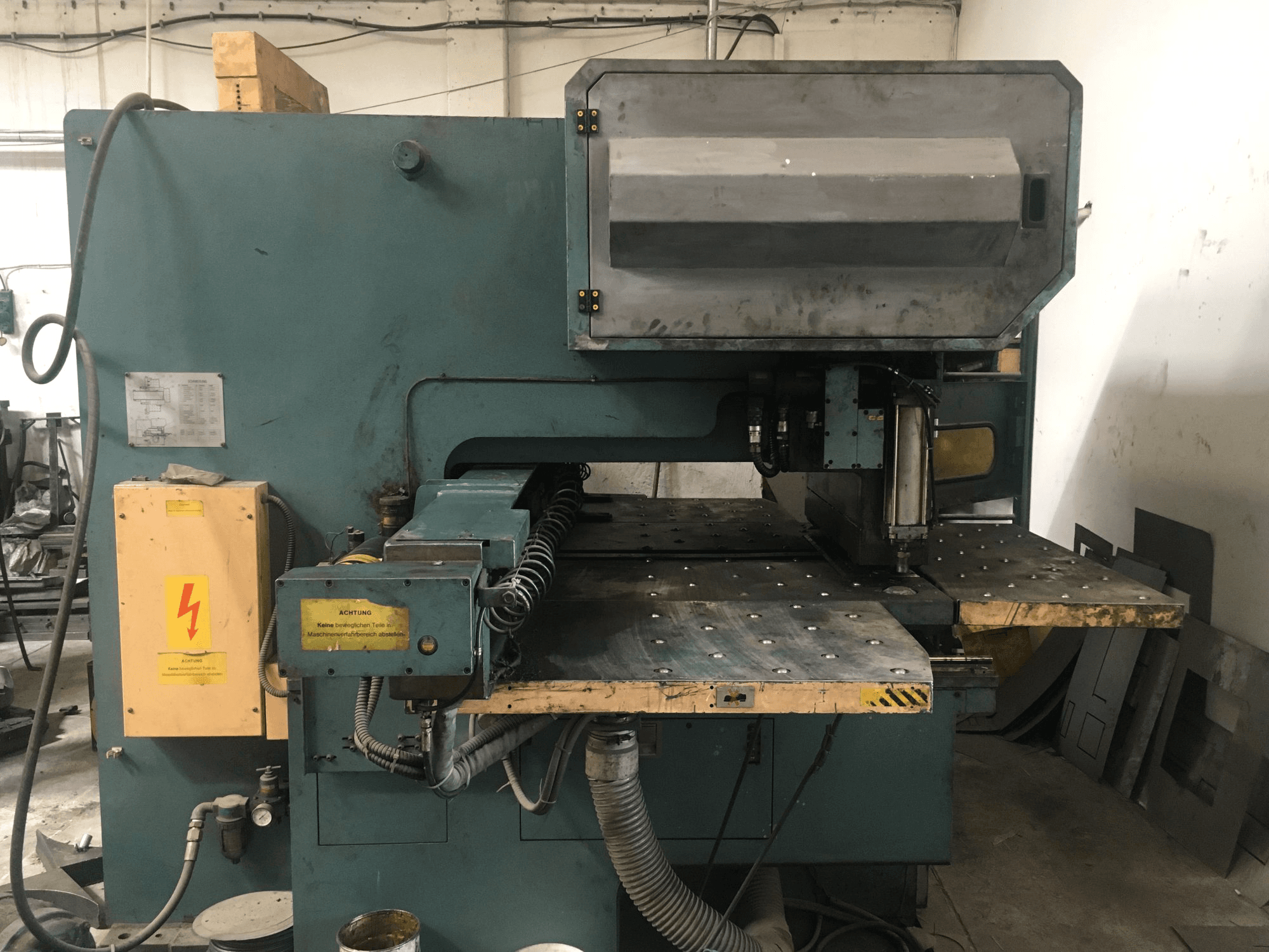 Frontansicht der AMADA OCTO-334 Maschine