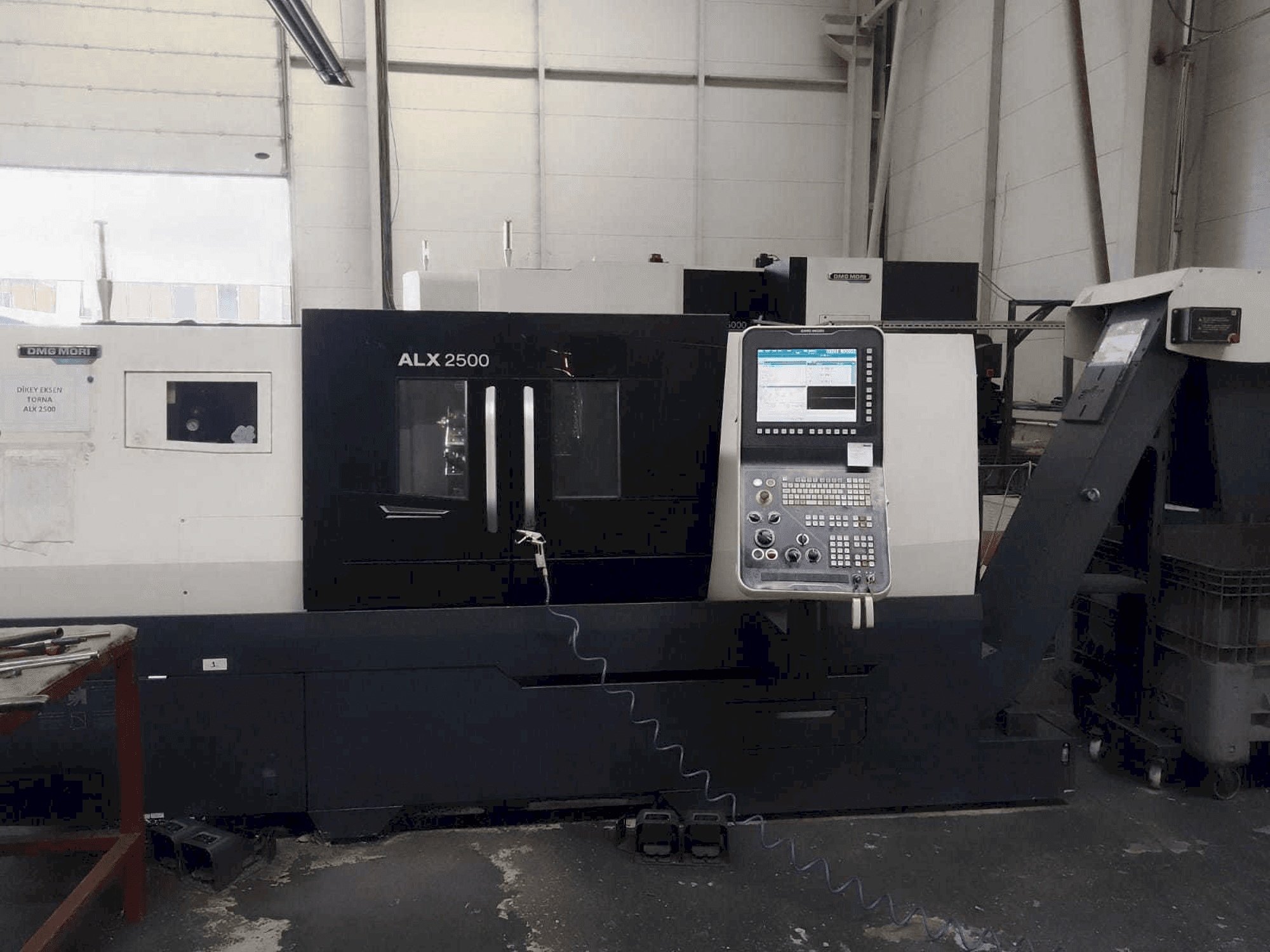 Frontansicht der DMG MORI ALX 2500 Maschine