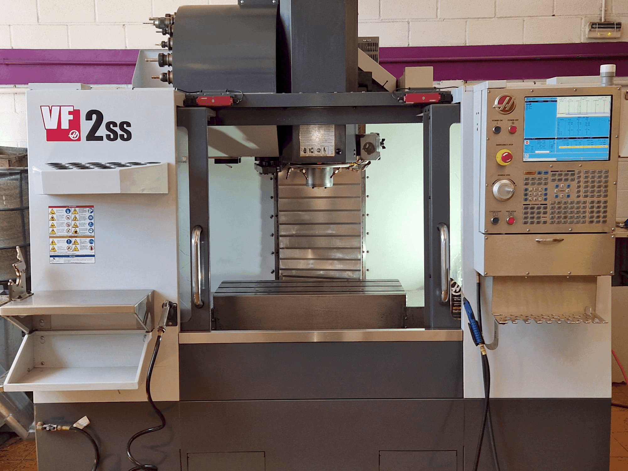 Frontansicht der HAAS VF-2SS Maschine