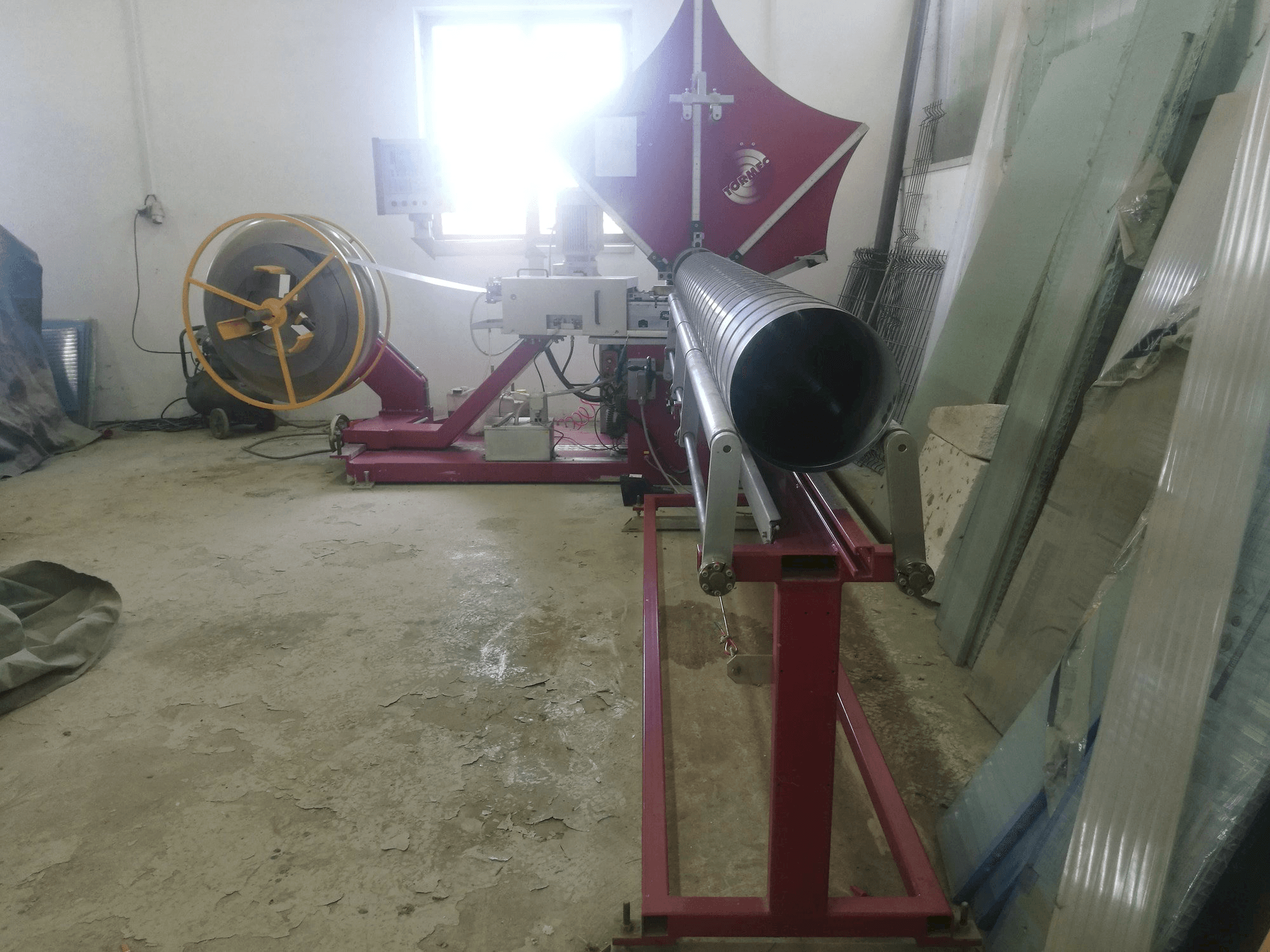 Frontansicht der Tormec Tubo-S Maschine