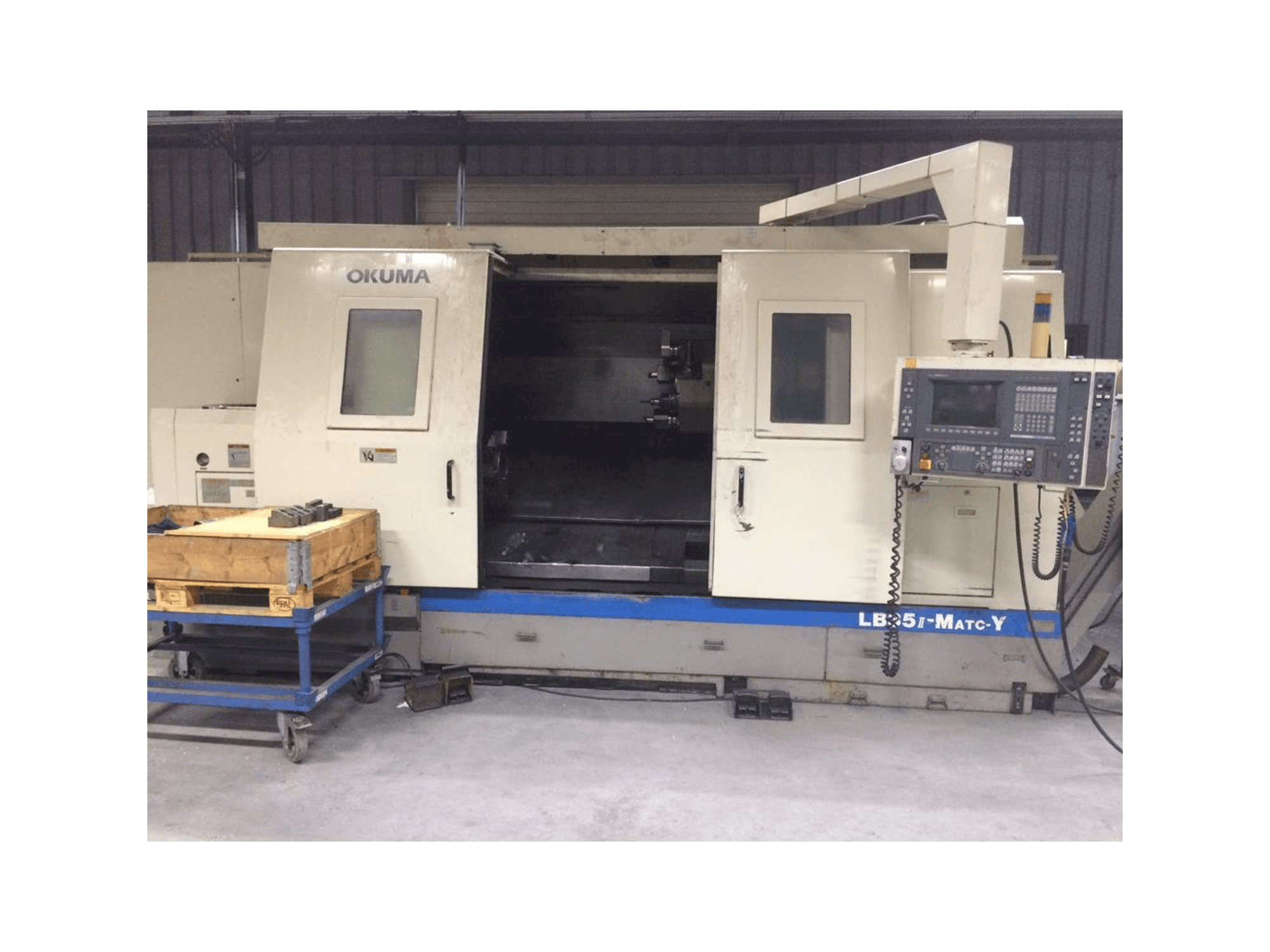 Frontansicht der Okuma LB35 II Maschine