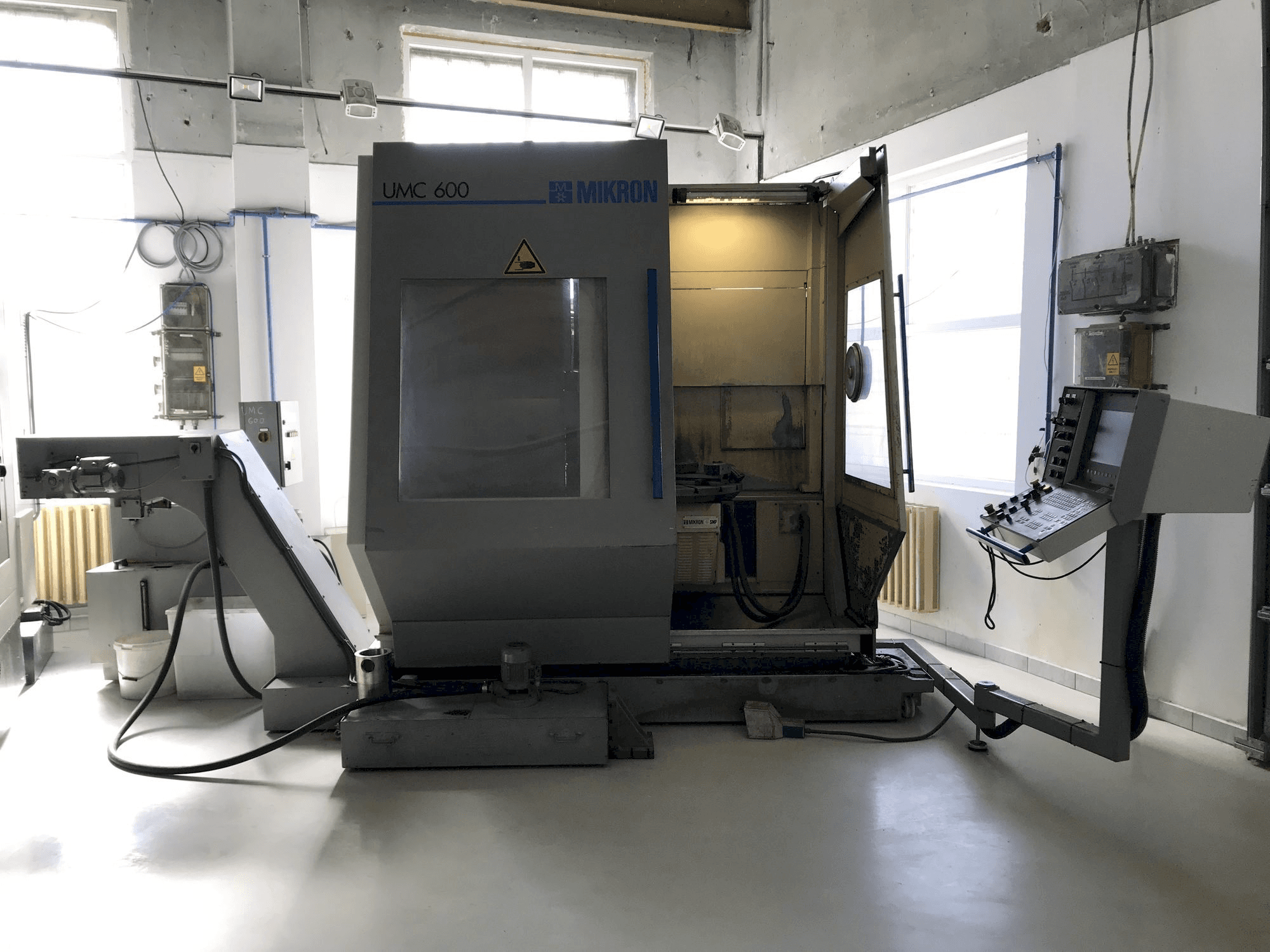 Frontansicht der MIKRON UMC 600 Maschine