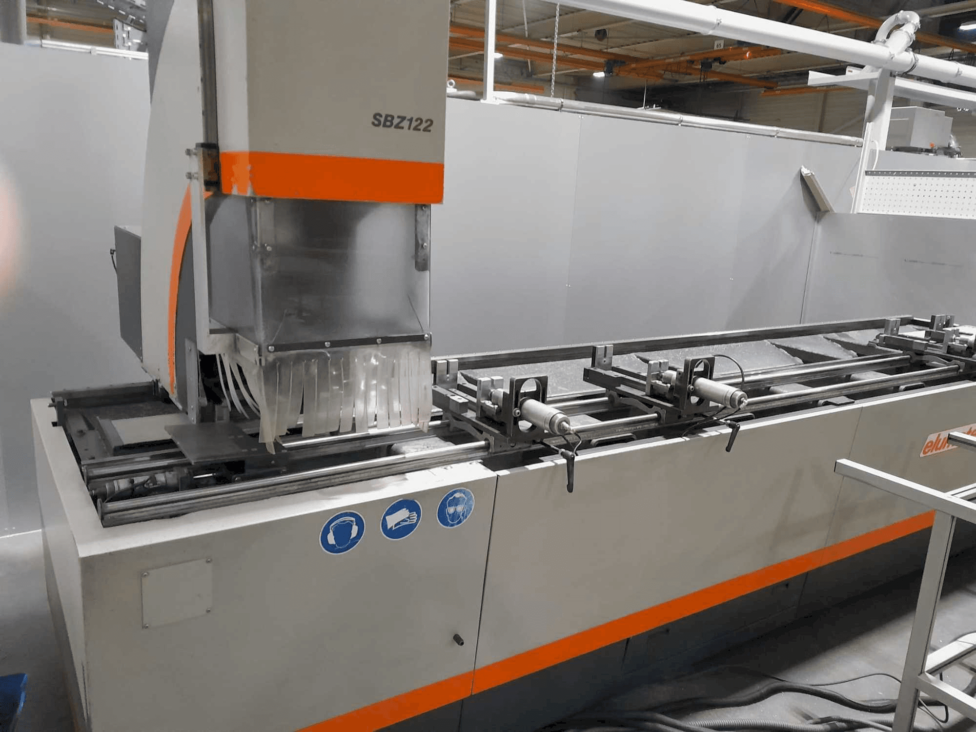 Frontansicht der Elumatec SBZ 122 Maschine