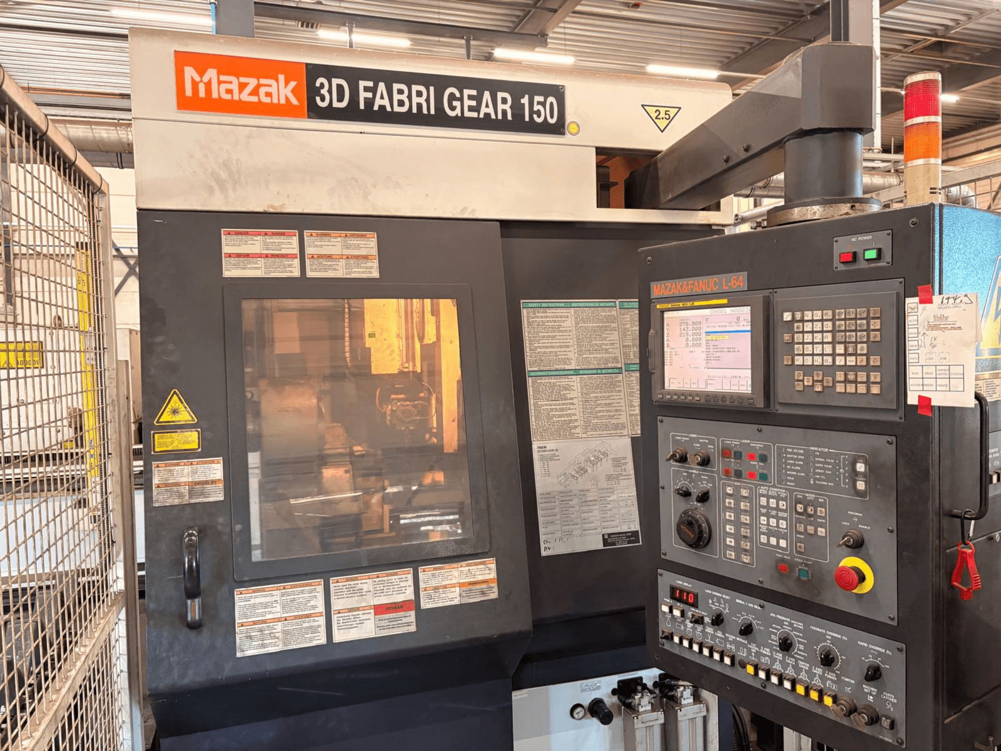 Mazak 3D Fabri Gear 150 Rohrschneidemaschine, Vorderansicht mit Bedienfeld, Sicherheitsaufklebern und Bedienoberfläche.