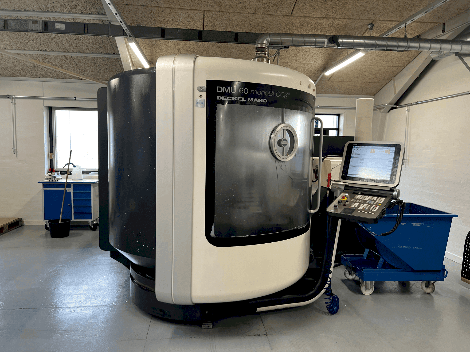 Frontansicht der DMG MORI DMU 60 monoBLOCK Maschine