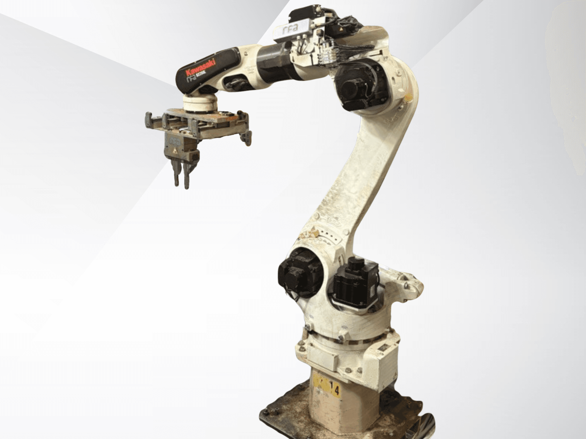 Kawasaki E42F-A001 Roboterarm in der Seitenansicht, mit einem am Ende angebrachten Greifer. Sichtbare Drehgelenke und Stromanschlüsse.
