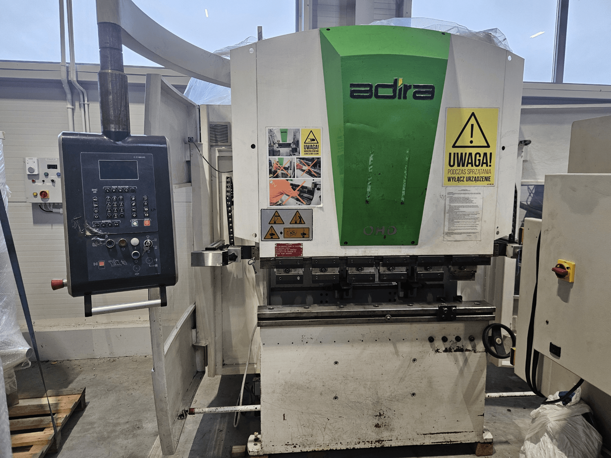 Adira OHD Maschine von vorne gesehen, mit Bedienfeld, Sicherheitshinweisen und Bedientasten.