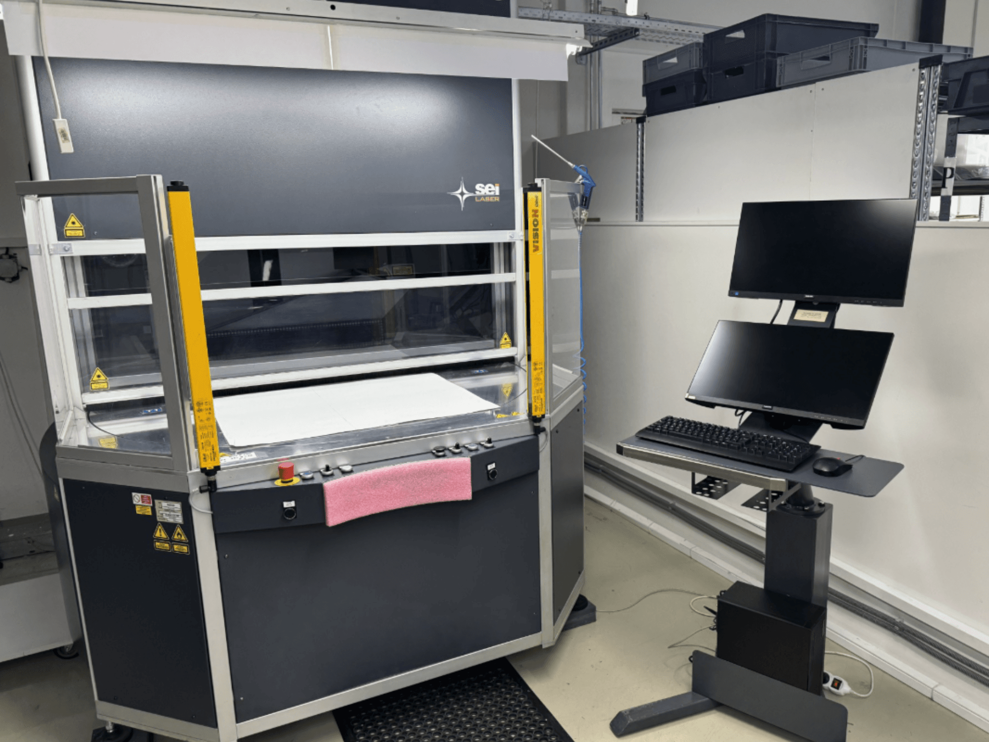 SEI Laser INFINITY 5070 V300 CO₂-Laserschneidmaschine in Frontansicht, mit Bedienfeld und angebauter Monitorstation.