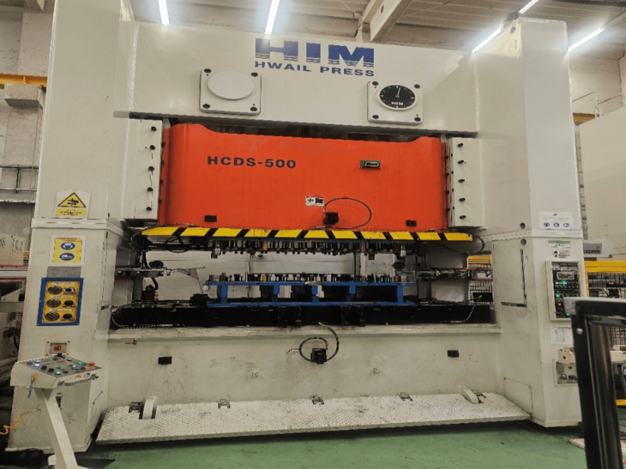 Mechanische Stanzpresse HIM HWAIl PRESS HCDS-500 in der Vorderansicht, mit orangefarbener Pressplatte und Bedienfeld.