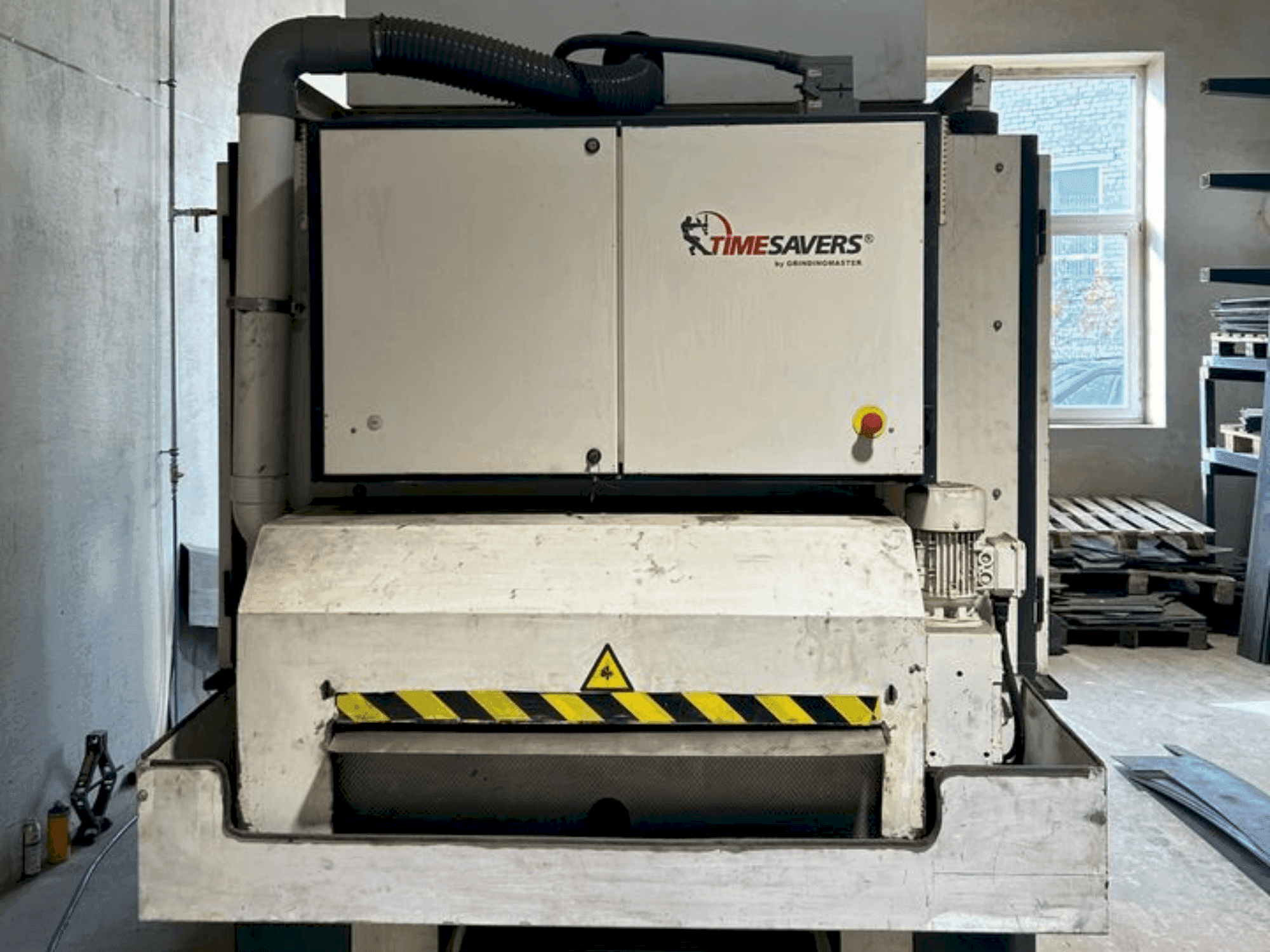 Frontansicht der TIMESAVERS 41serie 900 WRD N Maschine
