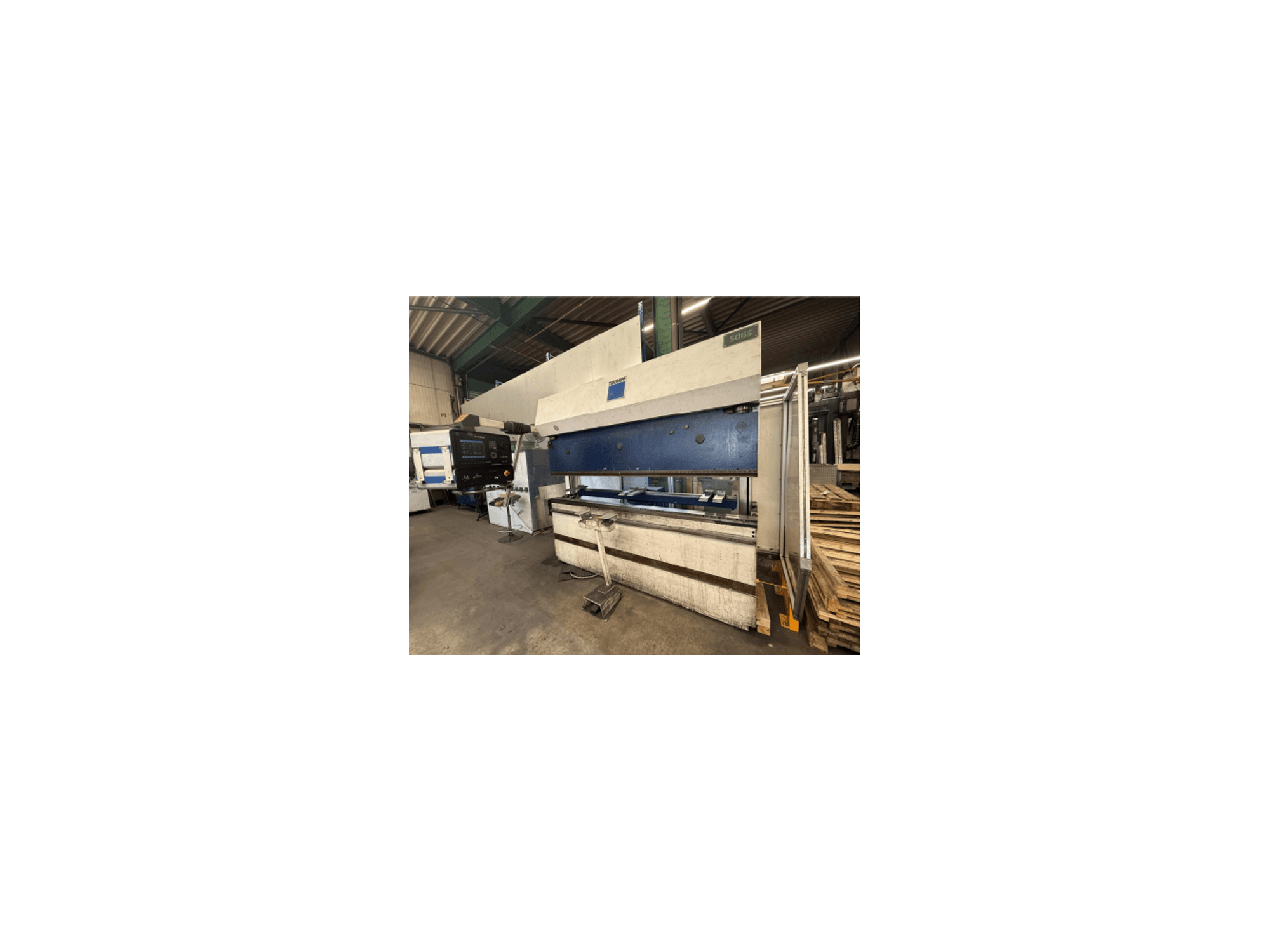 TRUMPF Abkantpresse TrumaBend V85 S, Seitenansicht mit Bedienfeld, Biegevorrichtung und stabilem Metallrahmen.