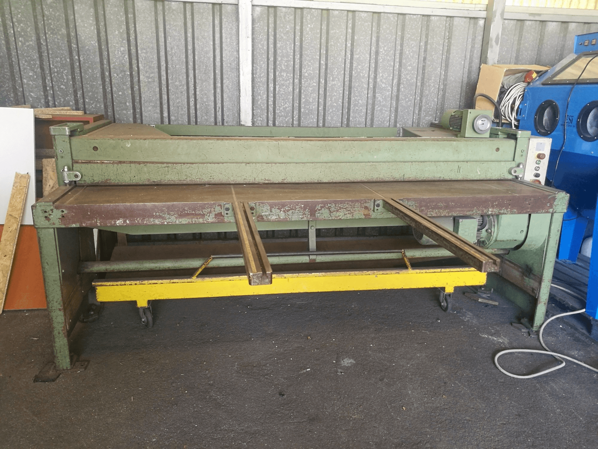 Frontansicht der Schechtl SMT 250-MA Maschine