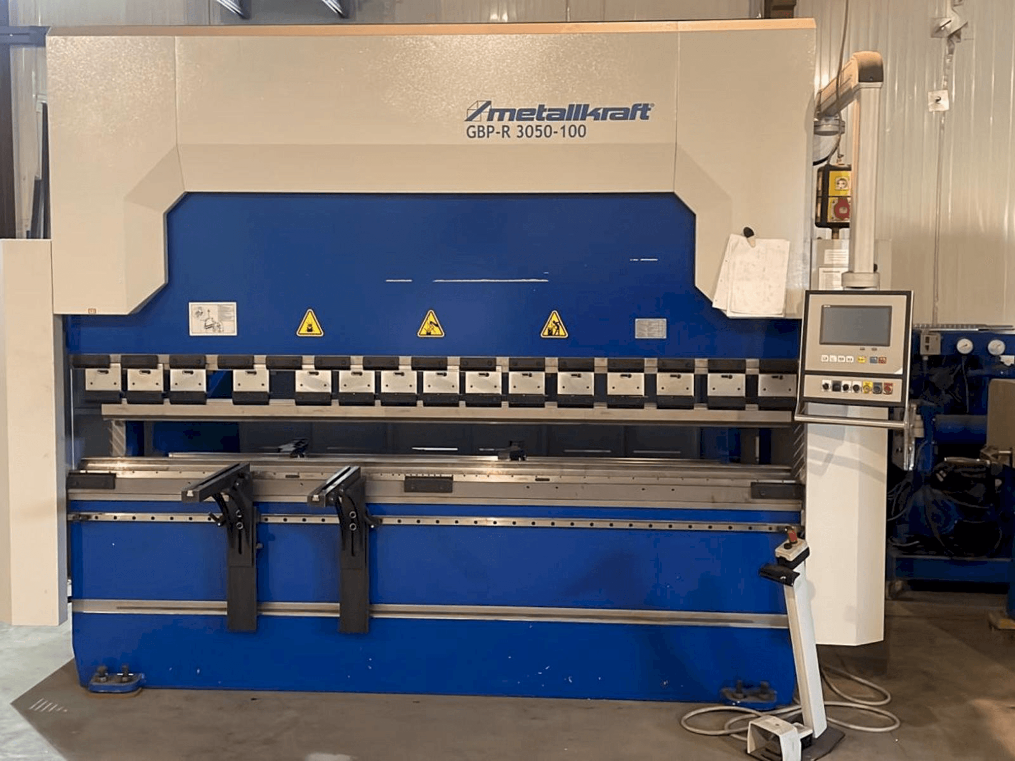 Frontansicht der Metallkraft GBPR30540-100 Maschine