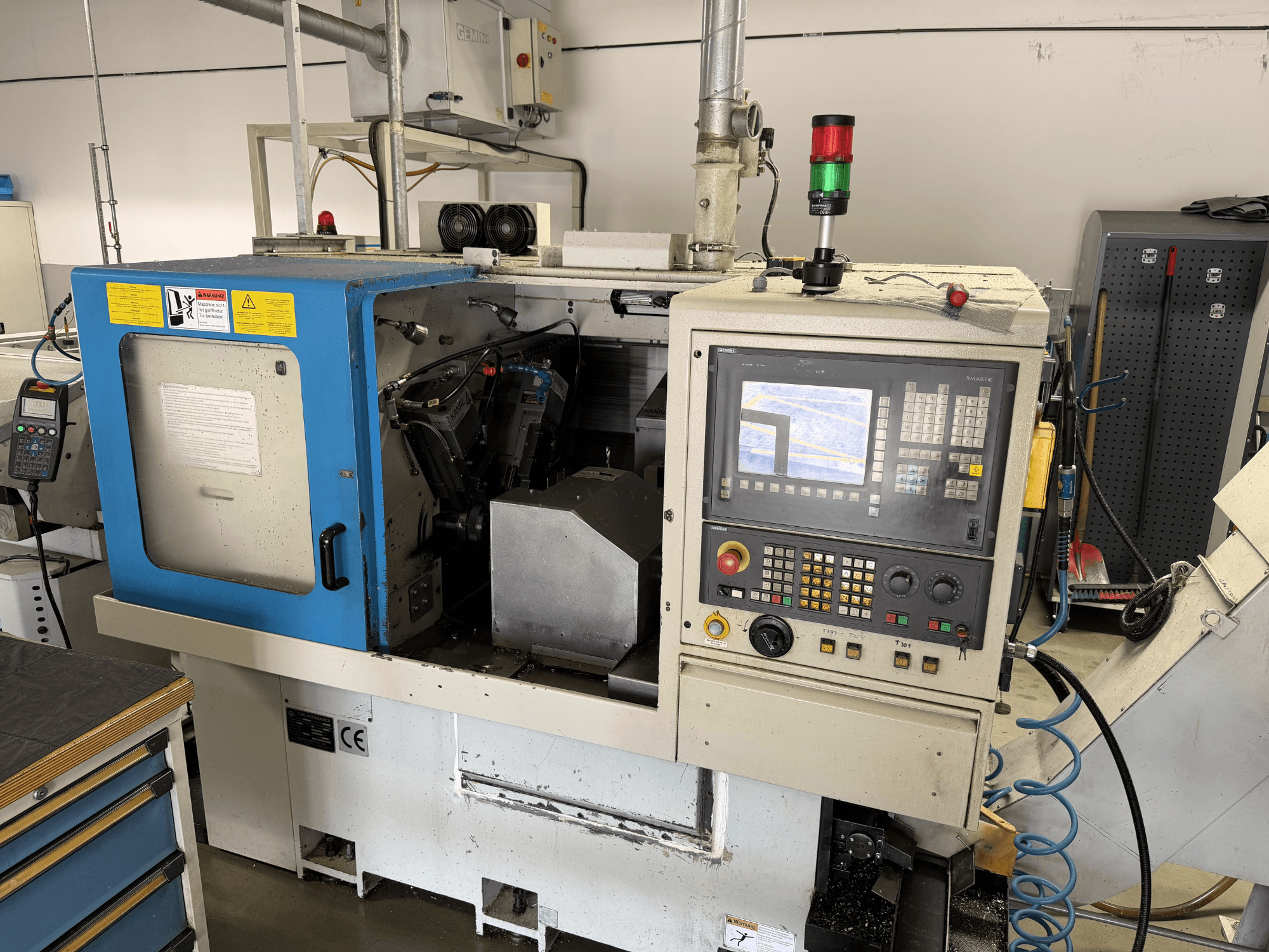 Die Horizontal-Drehmaschine LICO LNT 65 S in Seitenansicht, mit Blick auf das Bedienfeld, den Arbeitsbereich und die Sicherheitsvorrichtungen.