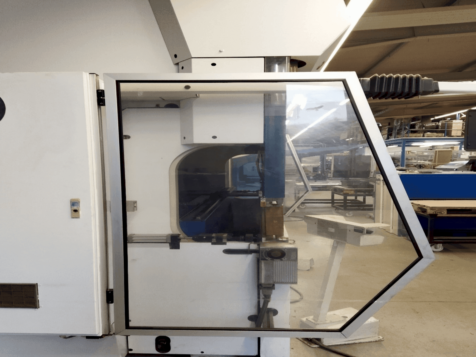 Frontansicht der TRUMPF TrumaBend V130 Maschine