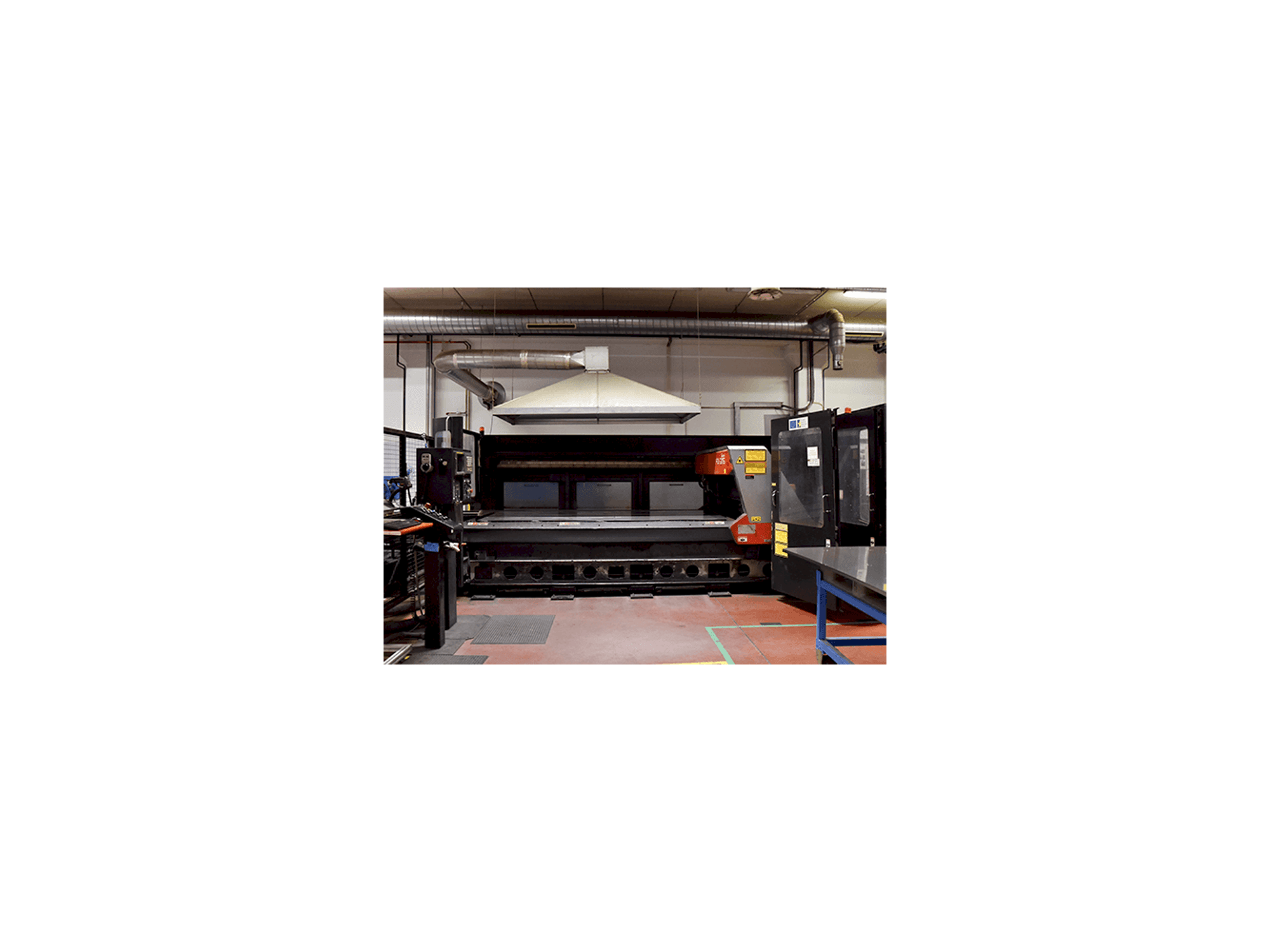 Frontansicht der AMADA FO-3015 Maschine