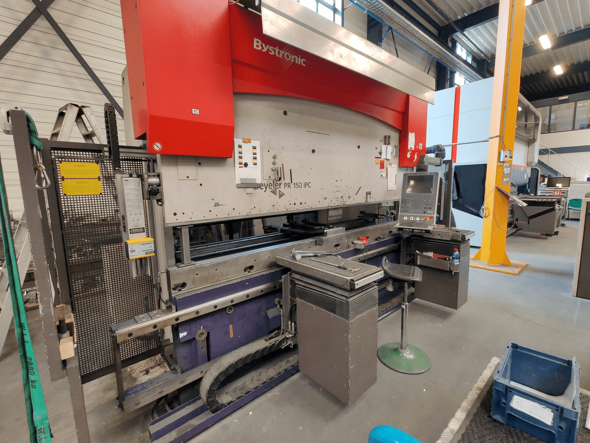 Linke Seitenansicht der Bystronic Beyeler PR 150x3100 Maschine