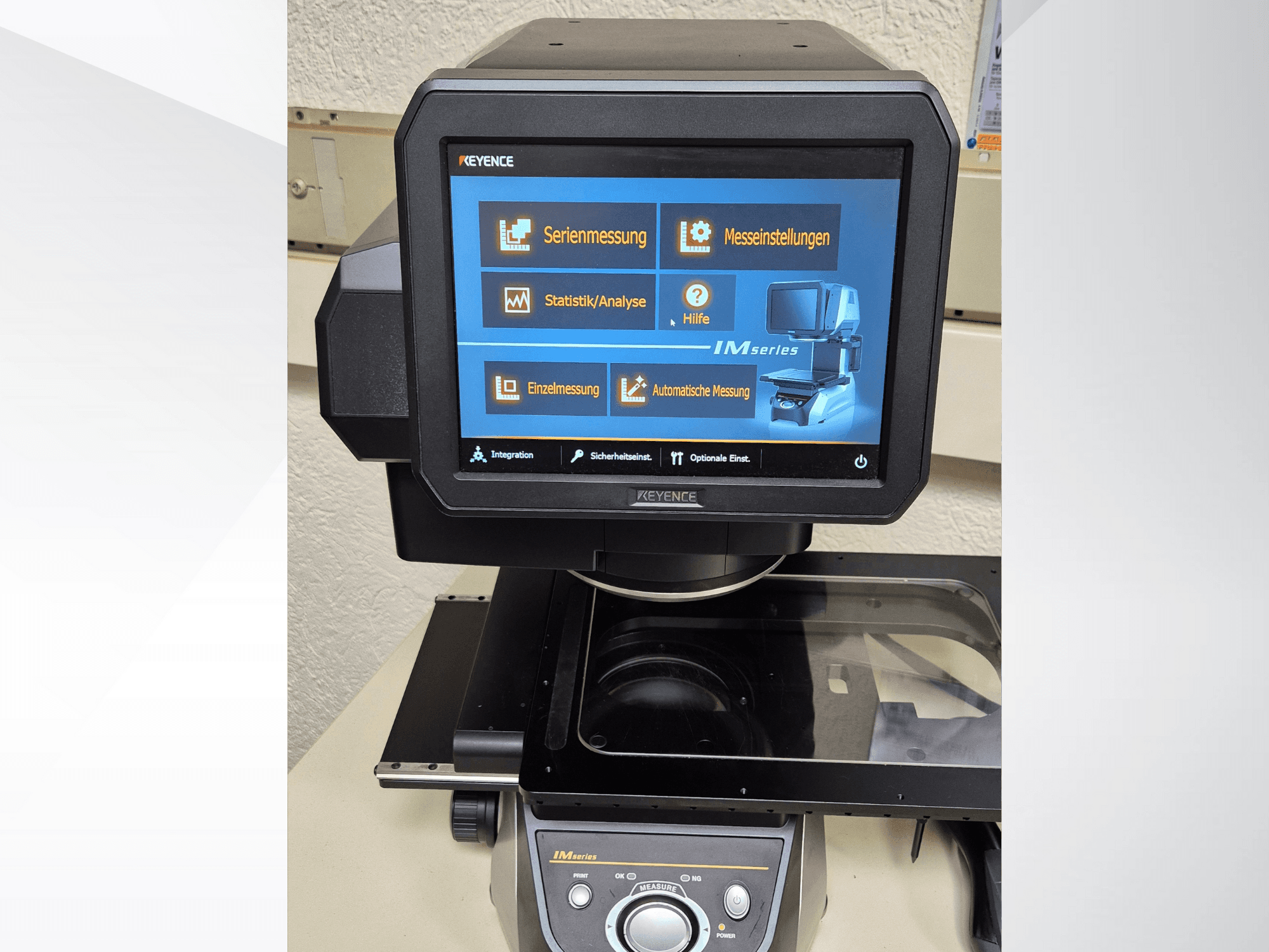Messgerät der Serie KEYENCE IM mit einem Touchscreen auf der Vorderseite, auf dem die Messeinstellungen und Optionen angezeigt werden.