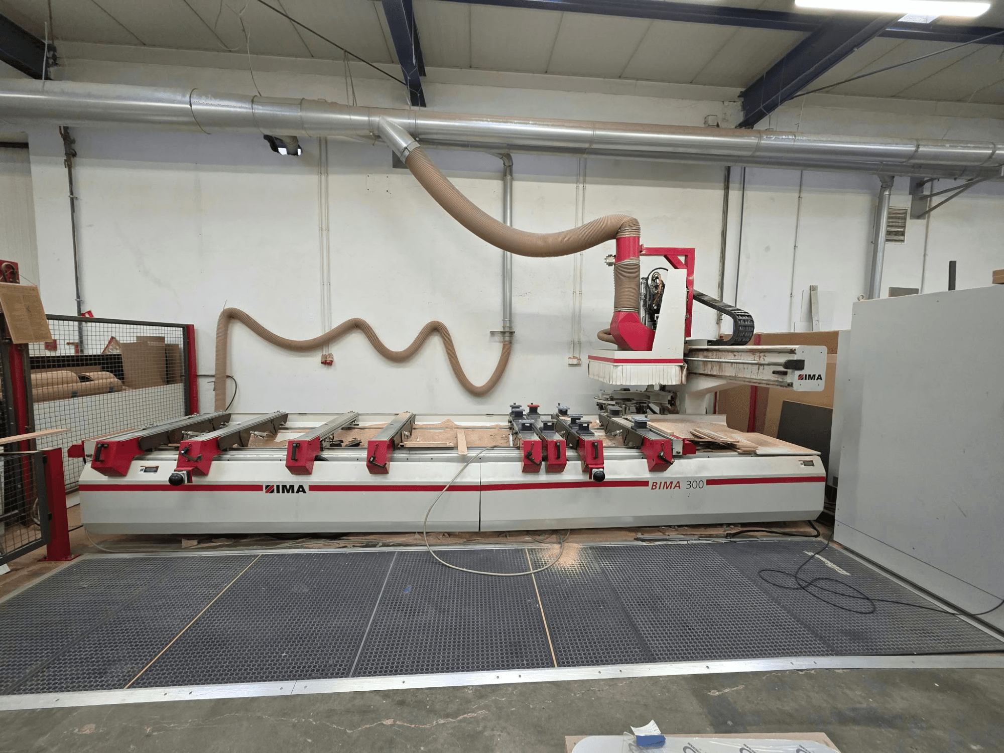 CNC-Holzbearbeitungszentrum IMA BIMA 300, Vorderansicht, mit einem mehrachsigen Werkzeug und einem Staubabsaugsystem.