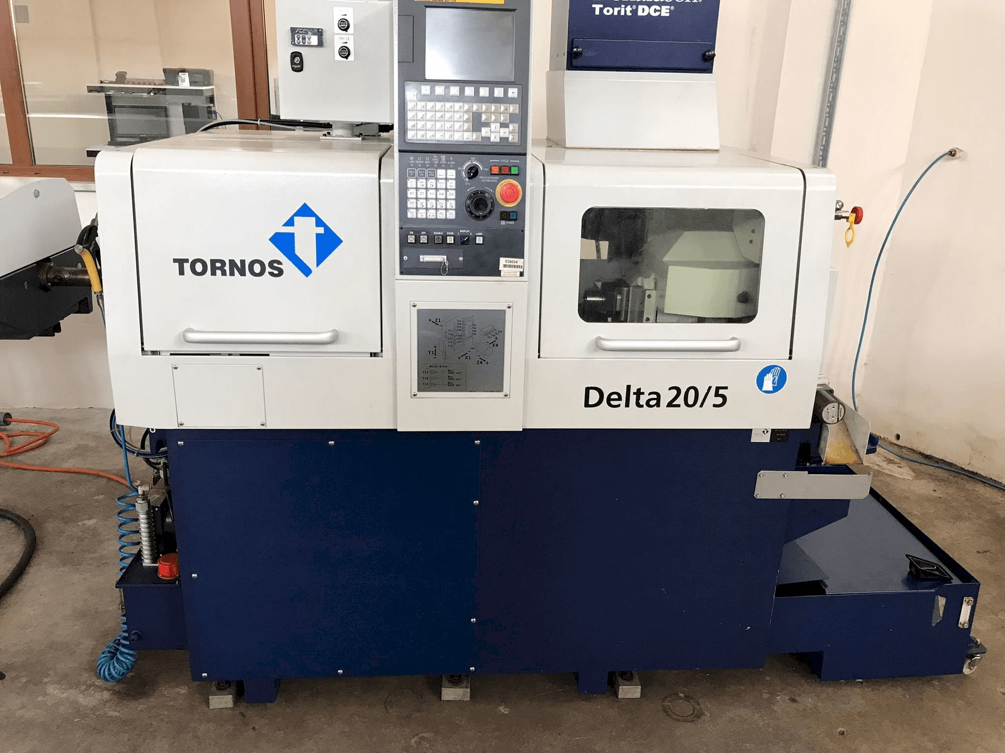 Frontansicht der Tornos Delta 20/5 Maschine