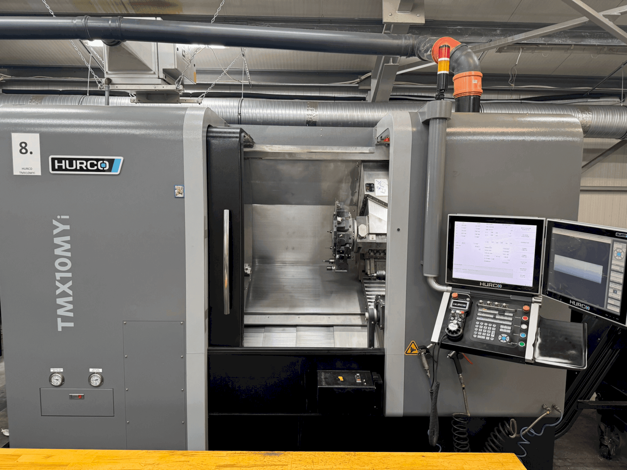 Frontansicht der Hurco TMX 10 MYi Maschine