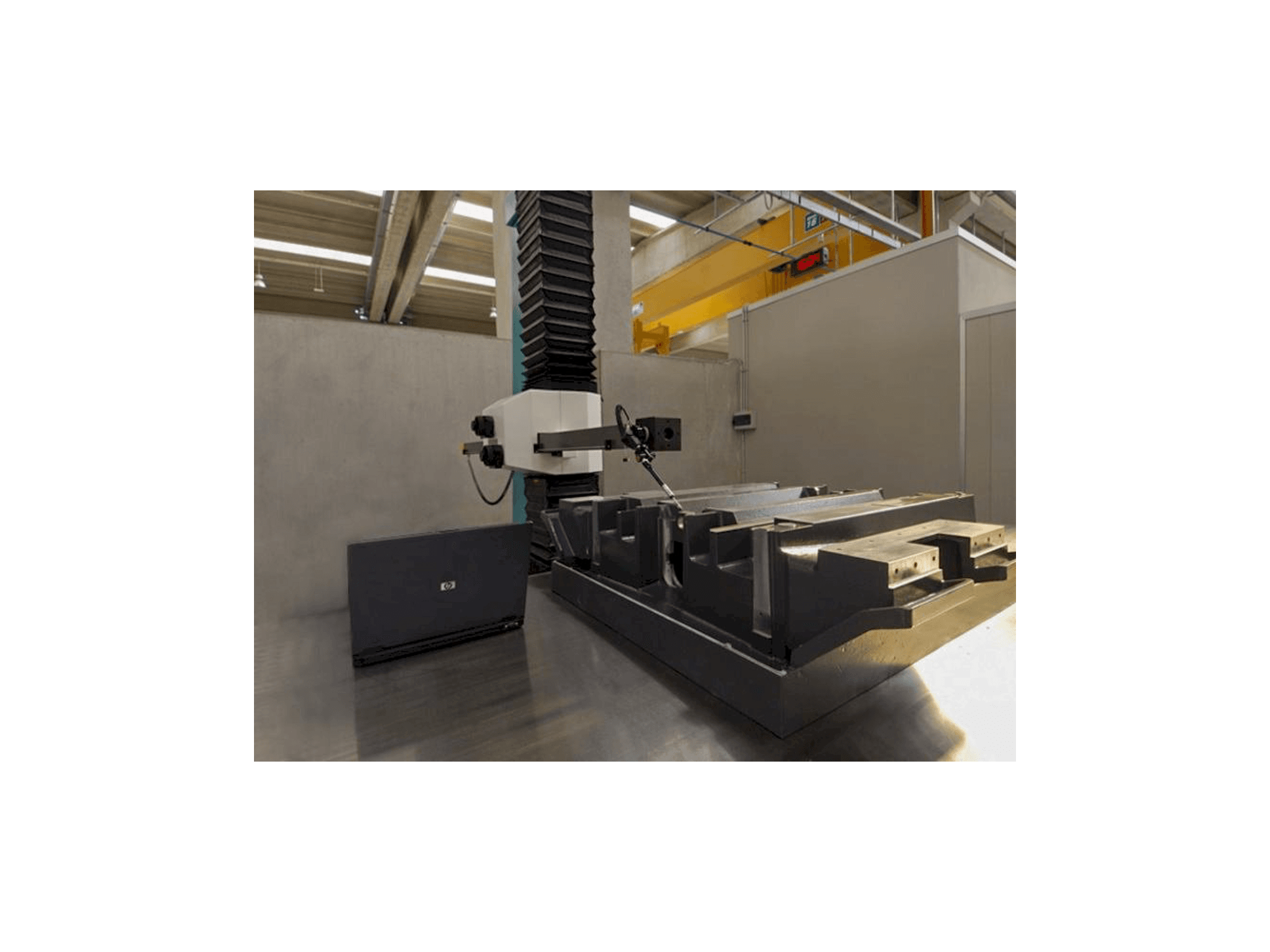 Frontansicht der Hexagon Metrology Poli Globo Maschine