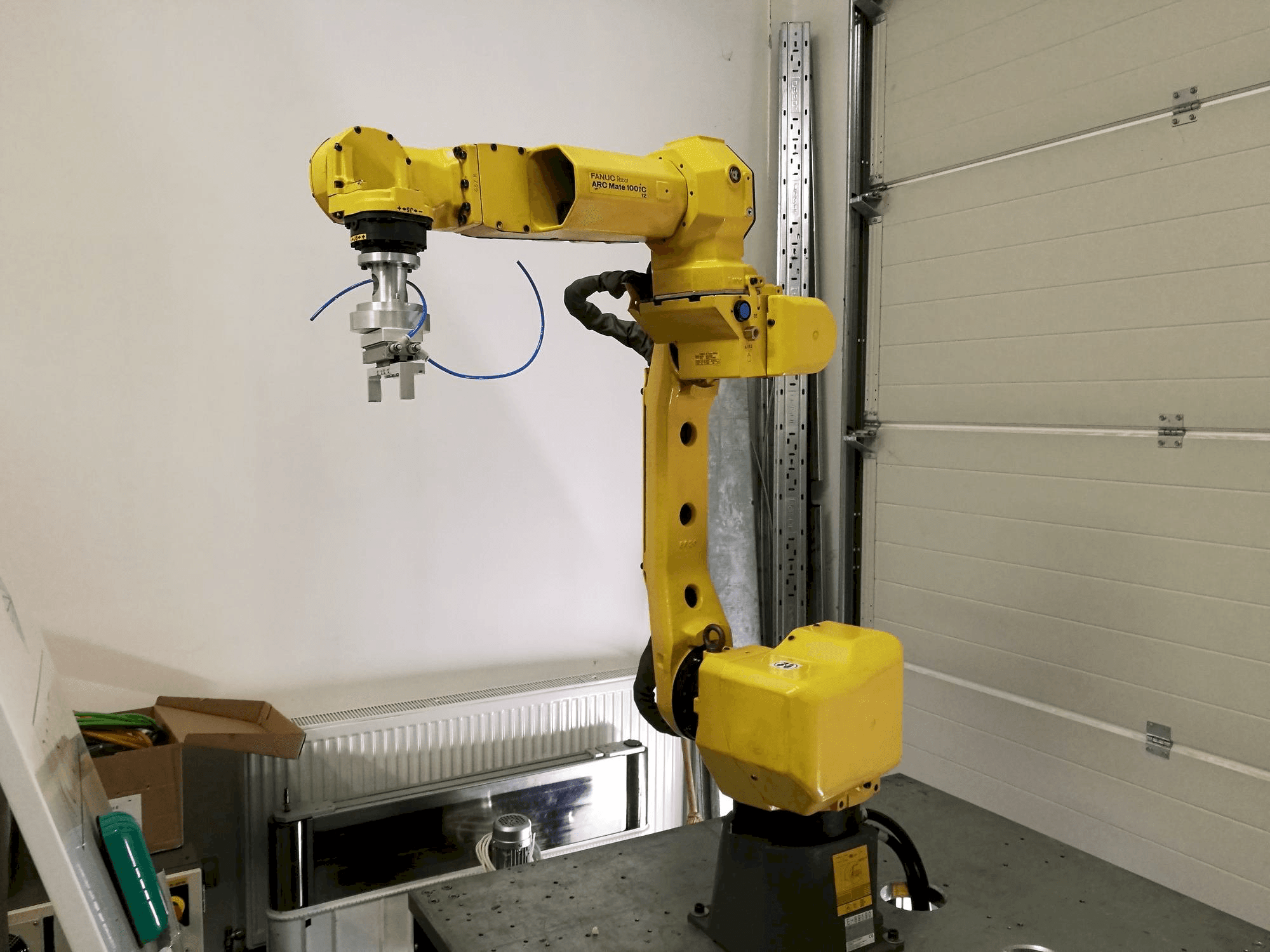 Frontansicht der FANUC ARC Mate 100iC/12 Maschine