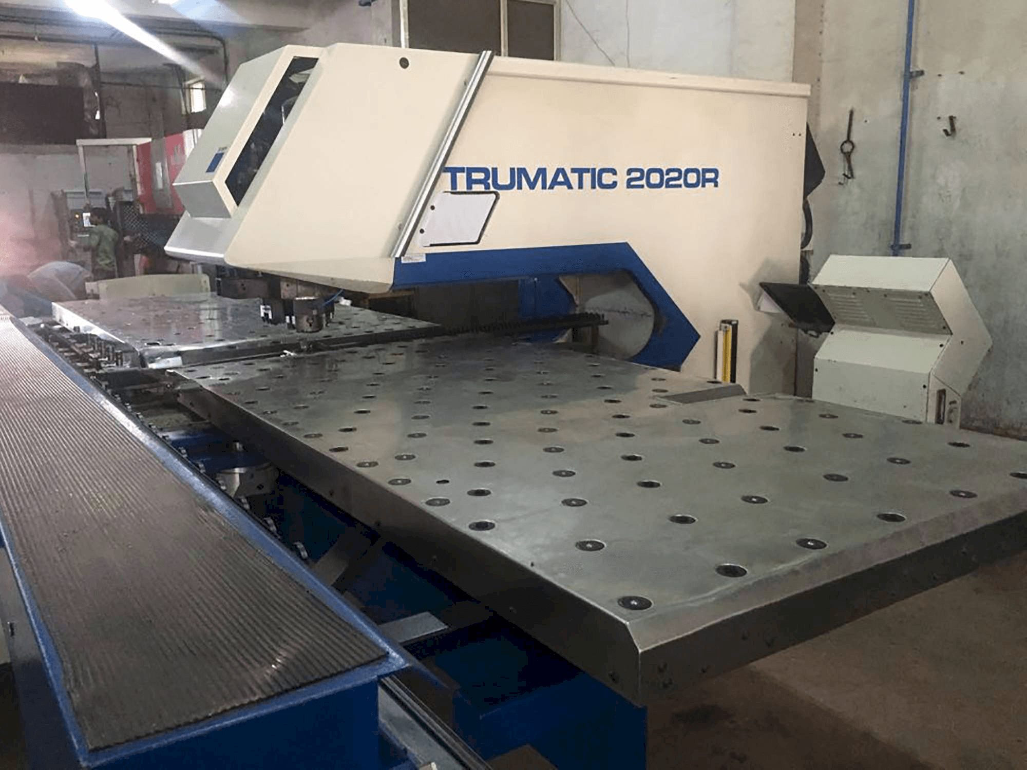 Rechte Ansicht der Trumpf Trumatic 2020R Maschine