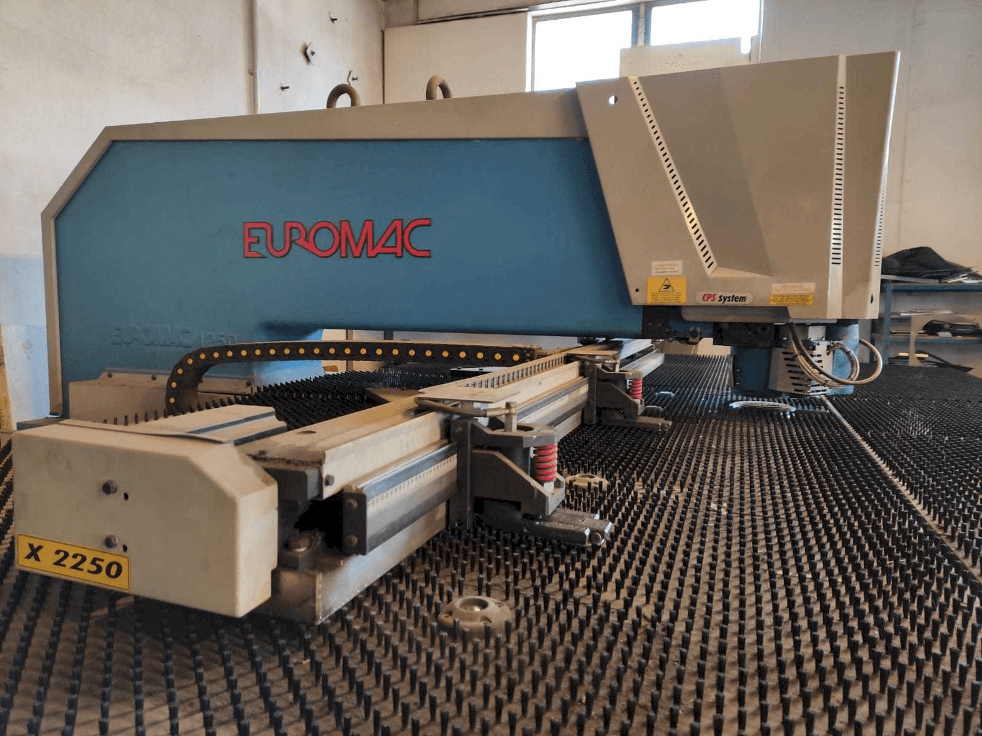 Linke Seitenansicht der Euromac ZX 1250/30 Maschine