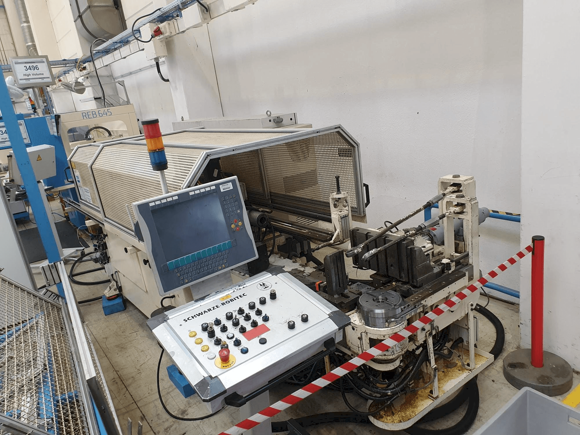 Frontansicht der SCHWARZE-ROBITEC CNC40MR Maschine