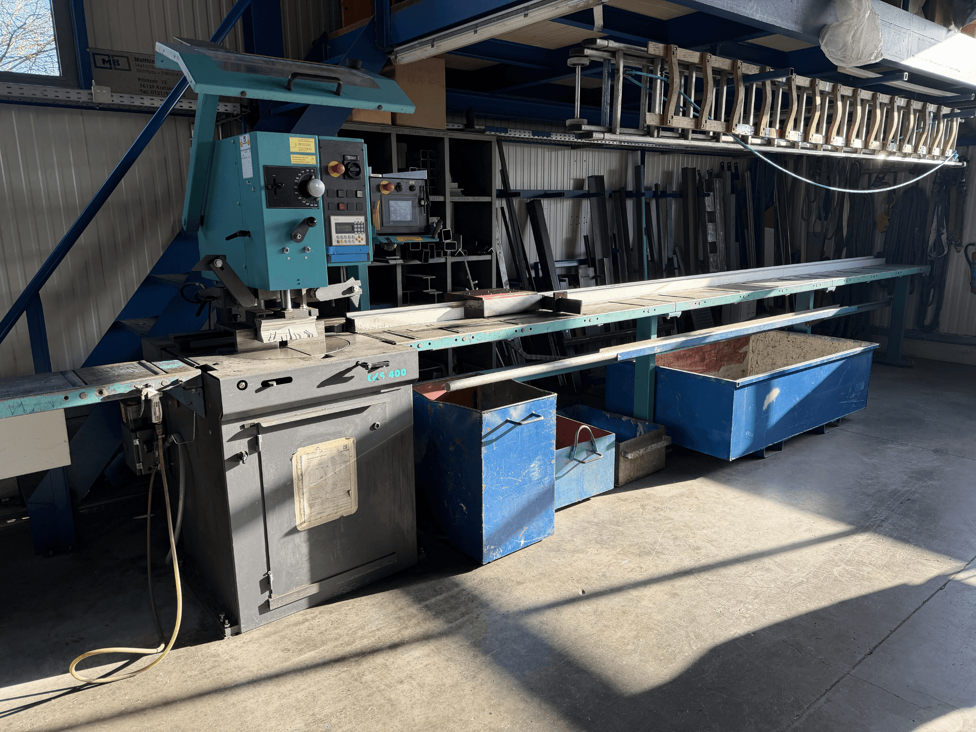 KALTENBACH KKS 400 Metallkreissäge in einer Werkstatt, Vorderansicht mit Bedienelementen und Metallablagefächern sichtbar.