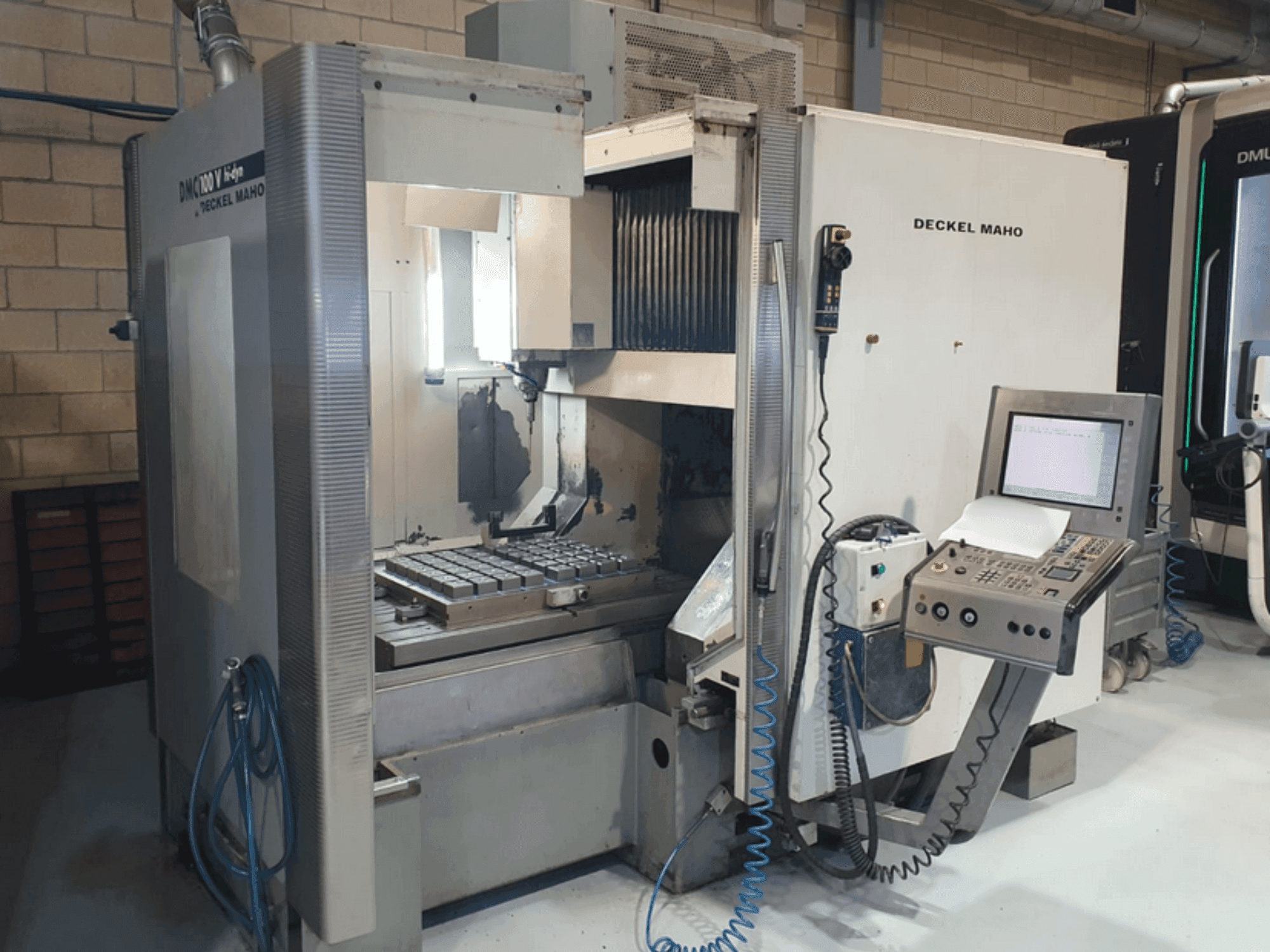 Frontansicht der DECKEL MAHO DMC 100V hi-dyn Maschine