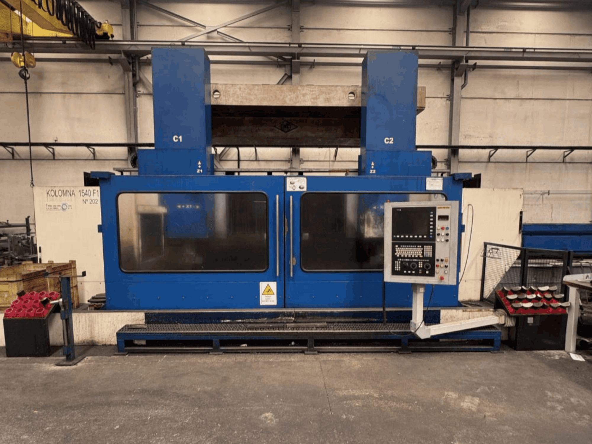 Vertikaldrehmaschine KOLOMNA 1540 F1 in Blau mit Bedienfeld, von vorne gesehen, mit großem Arbeitsbereich.